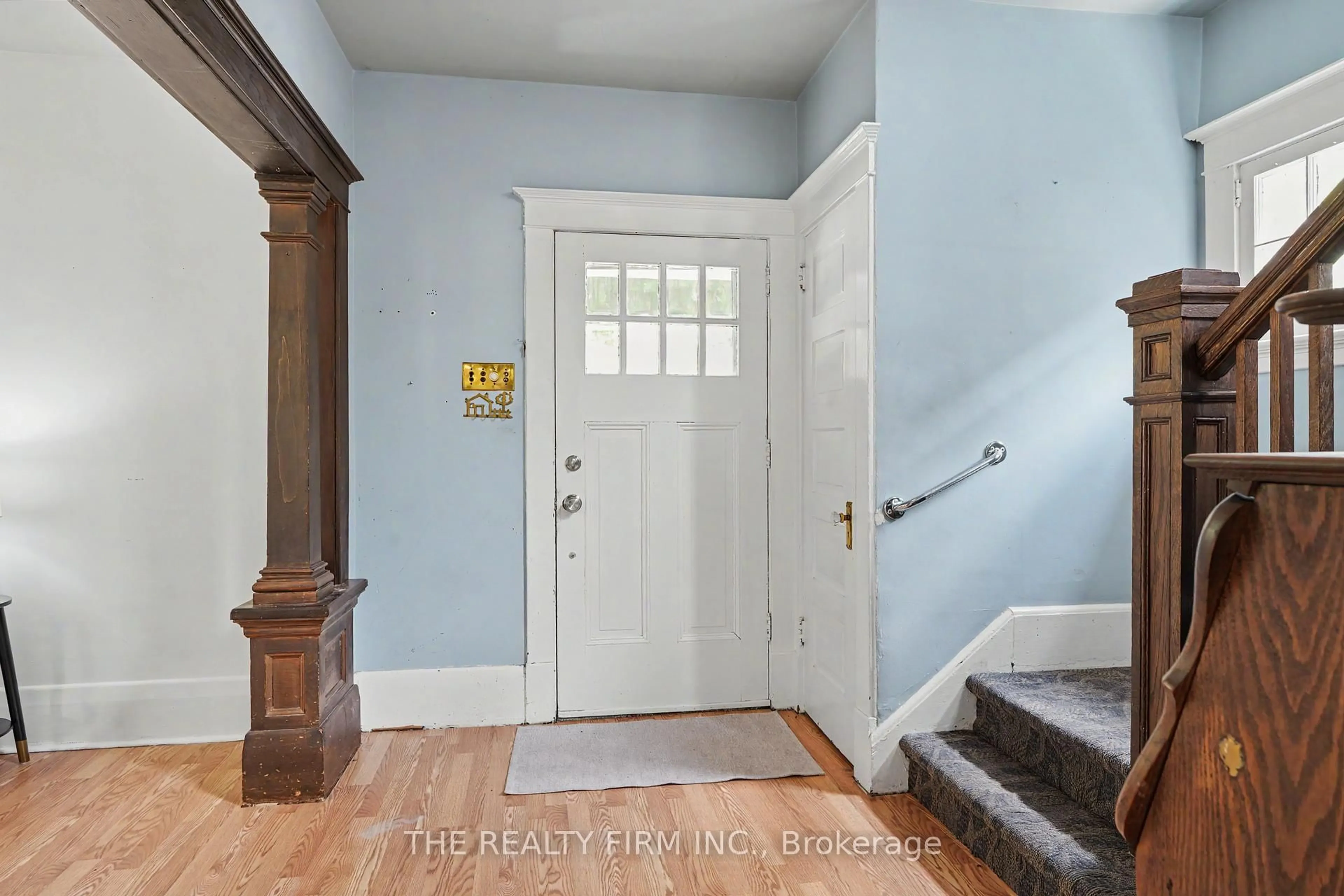 Indoor entryway for 925 Maitland St, London East Ontario N5Y 2X2