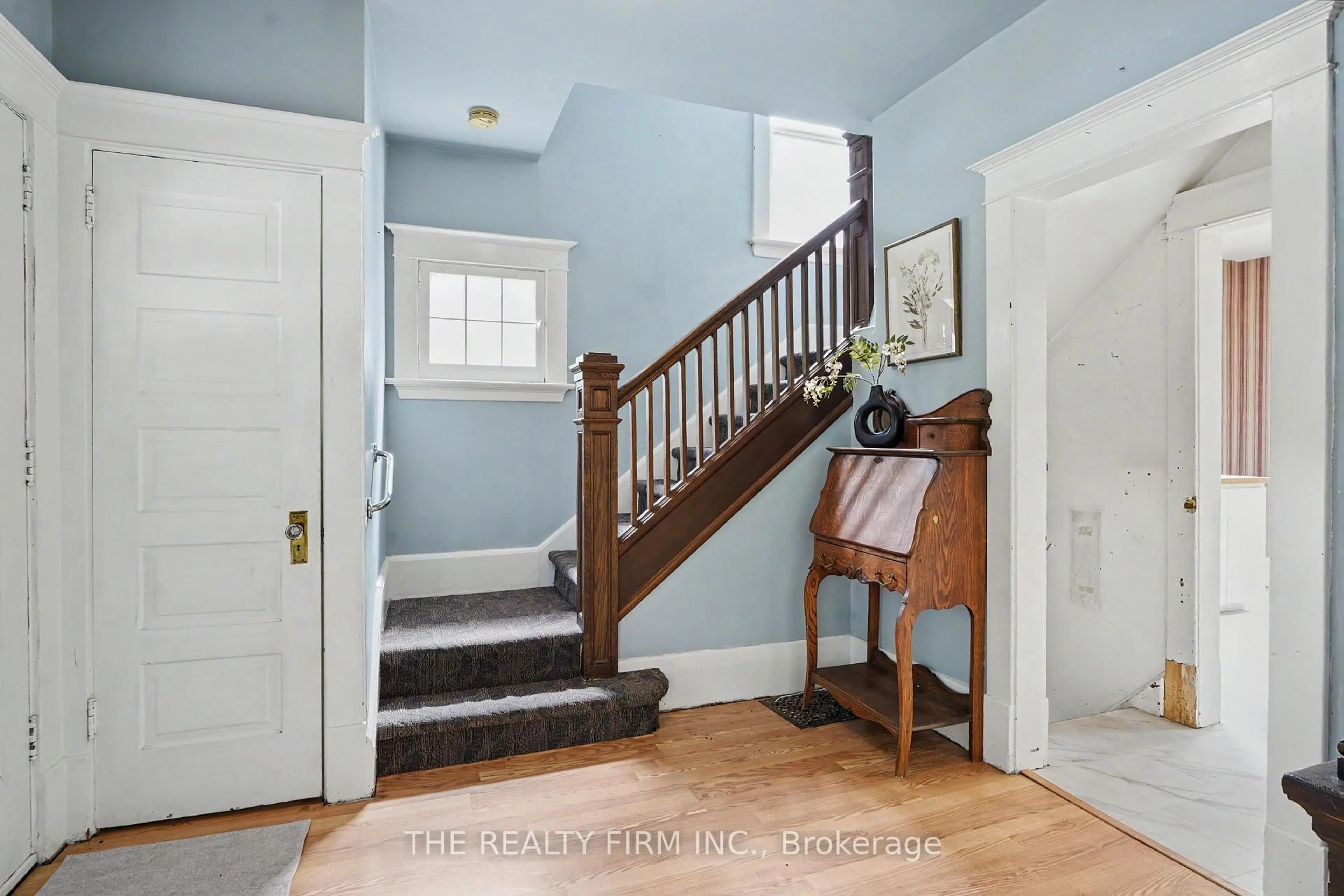 Indoor entryway for 925 Maitland St, London East Ontario N5Y 2X2
