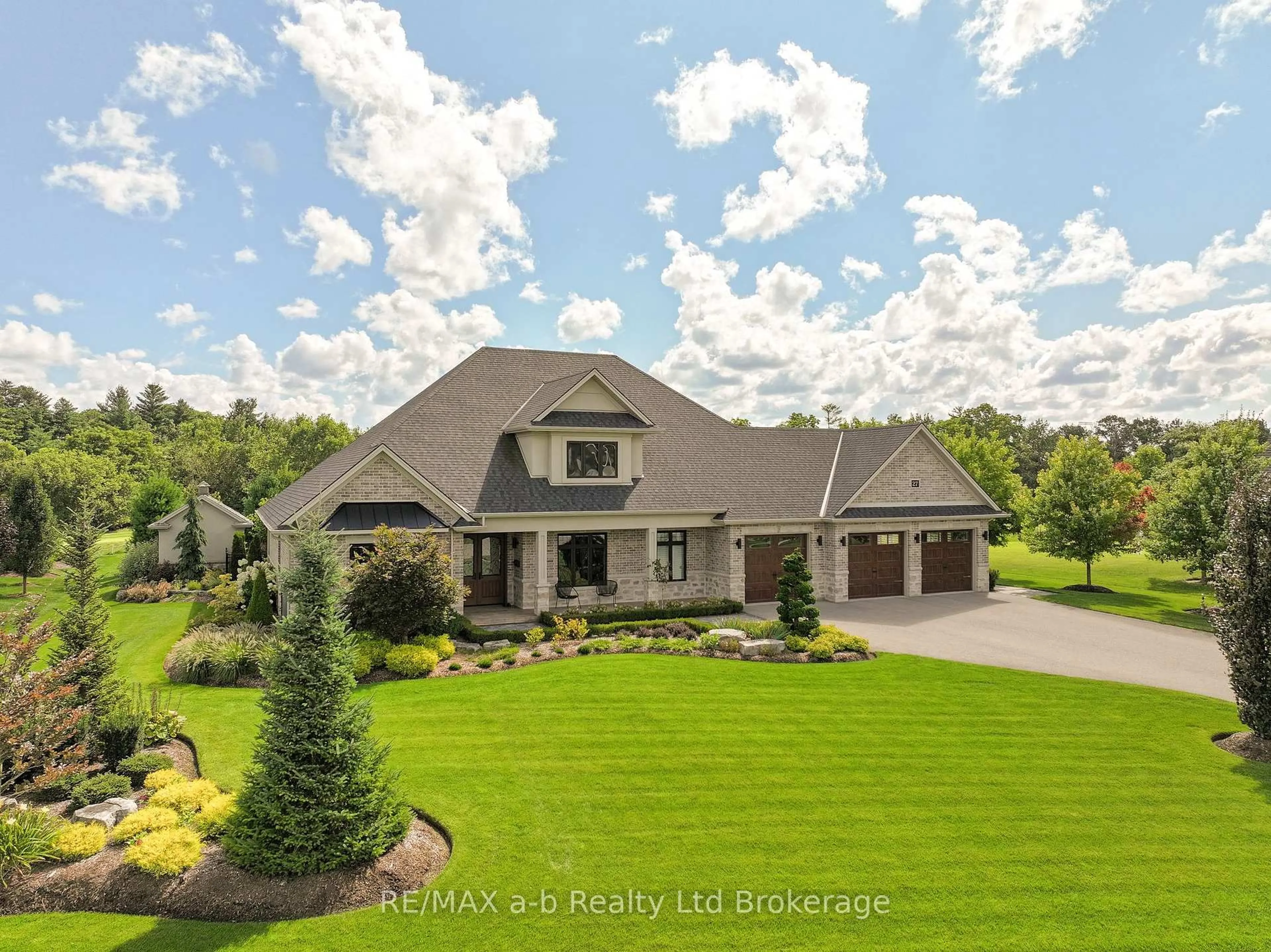 A pic from outside/outdoor area/front of a property/back of a property/a pic from drone, unknown for 27 Otterview Dr, Norwich Ontario N0J 1R0