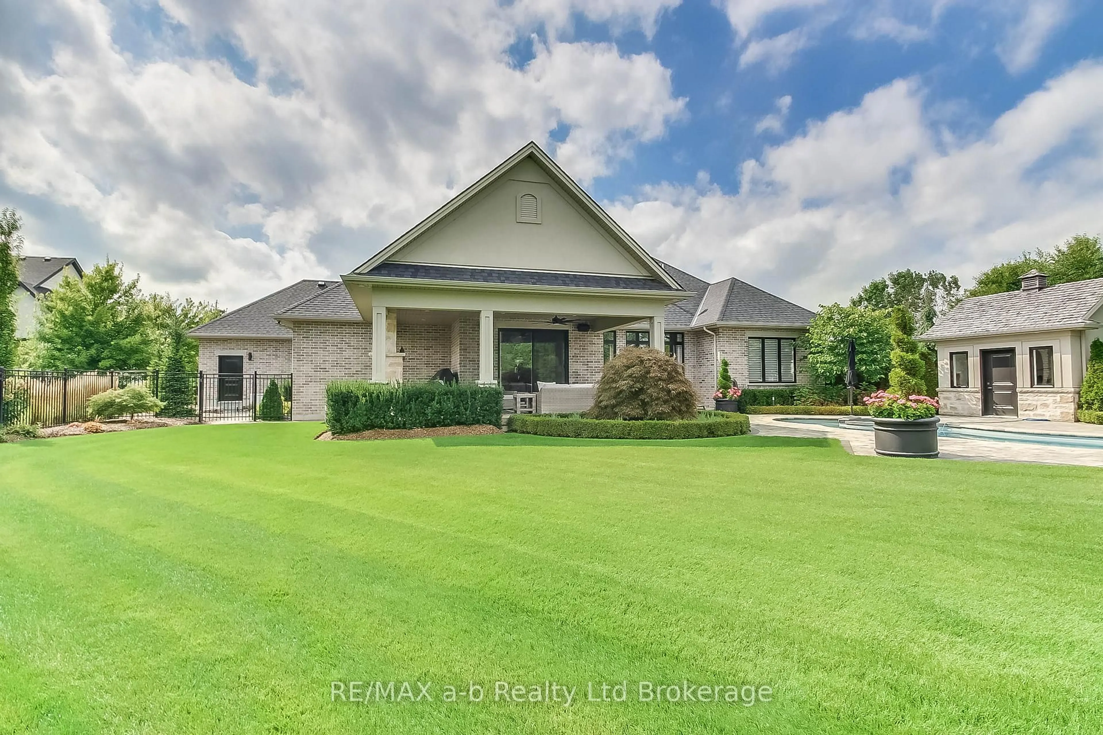A pic from outside/outdoor area/front of a property/back of a property/a pic from drone, unknown for 27 Otterview Dr, Norwich Ontario N0J 1R0