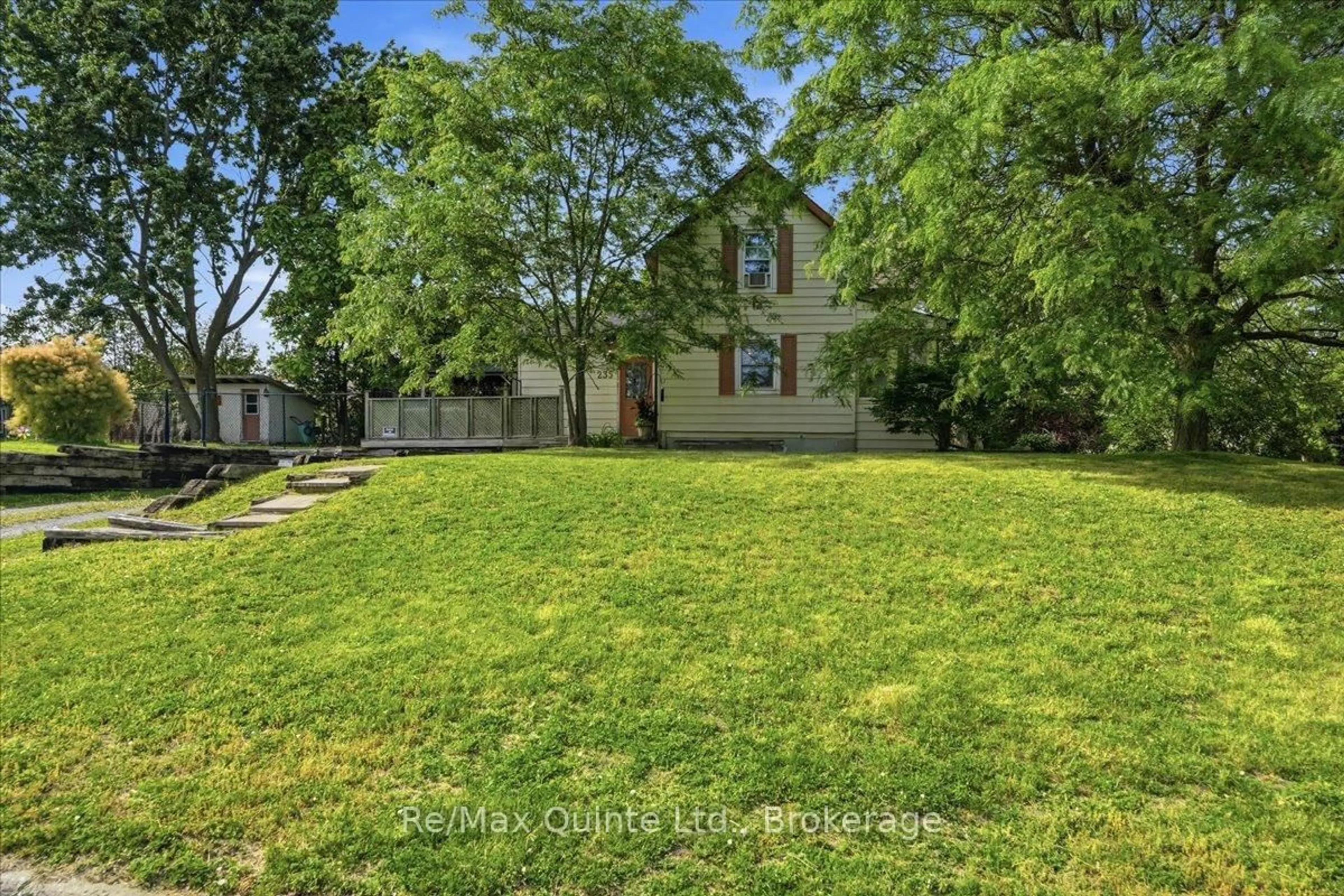 A pic from outside/outdoor area/front of a property/back of a property/a pic from drone, street for 235 Pine St, Belleville Ontario K8N 2N3