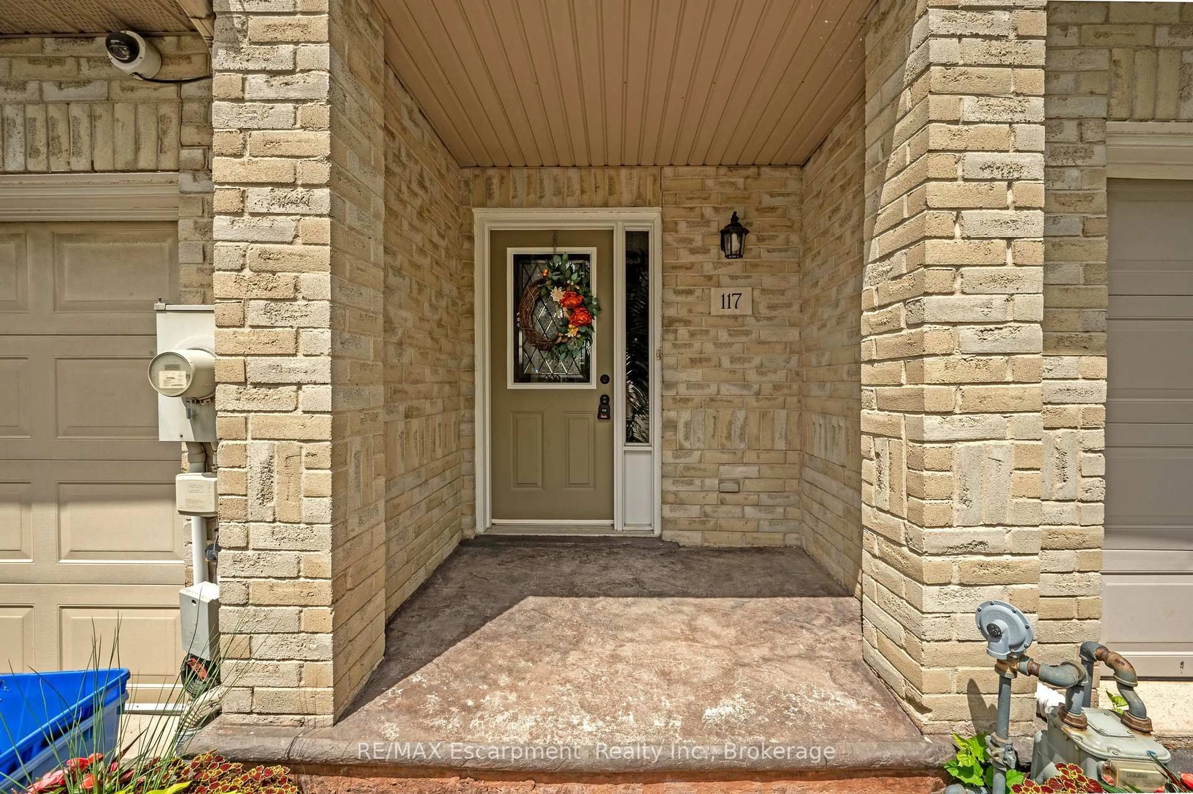 Indoor entryway for 117 Frances Ave, Hamilton Ontario L8E 6A3