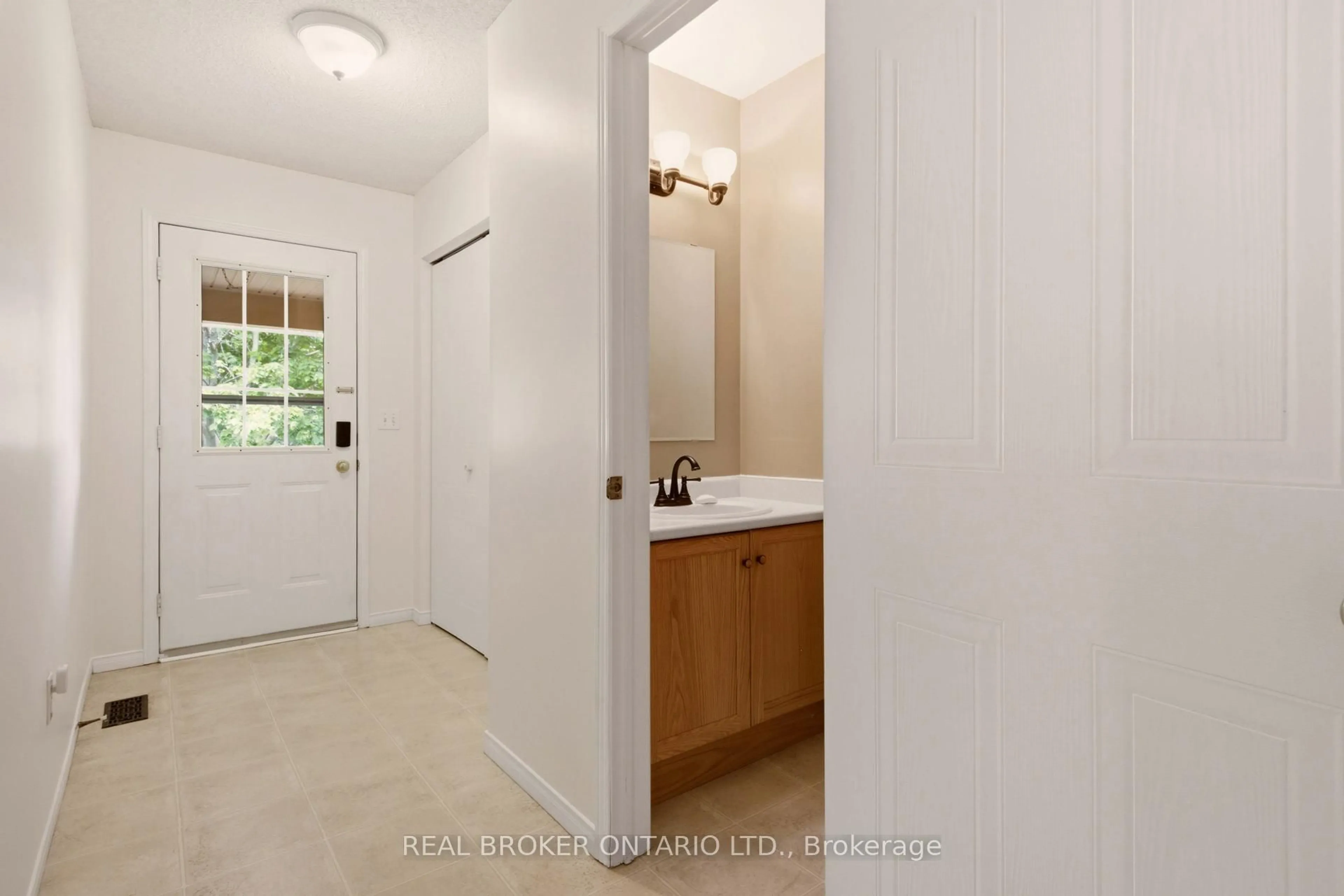 Indoor entryway for 2 Ireland Pl, Guelph Ontario N1E 7C2