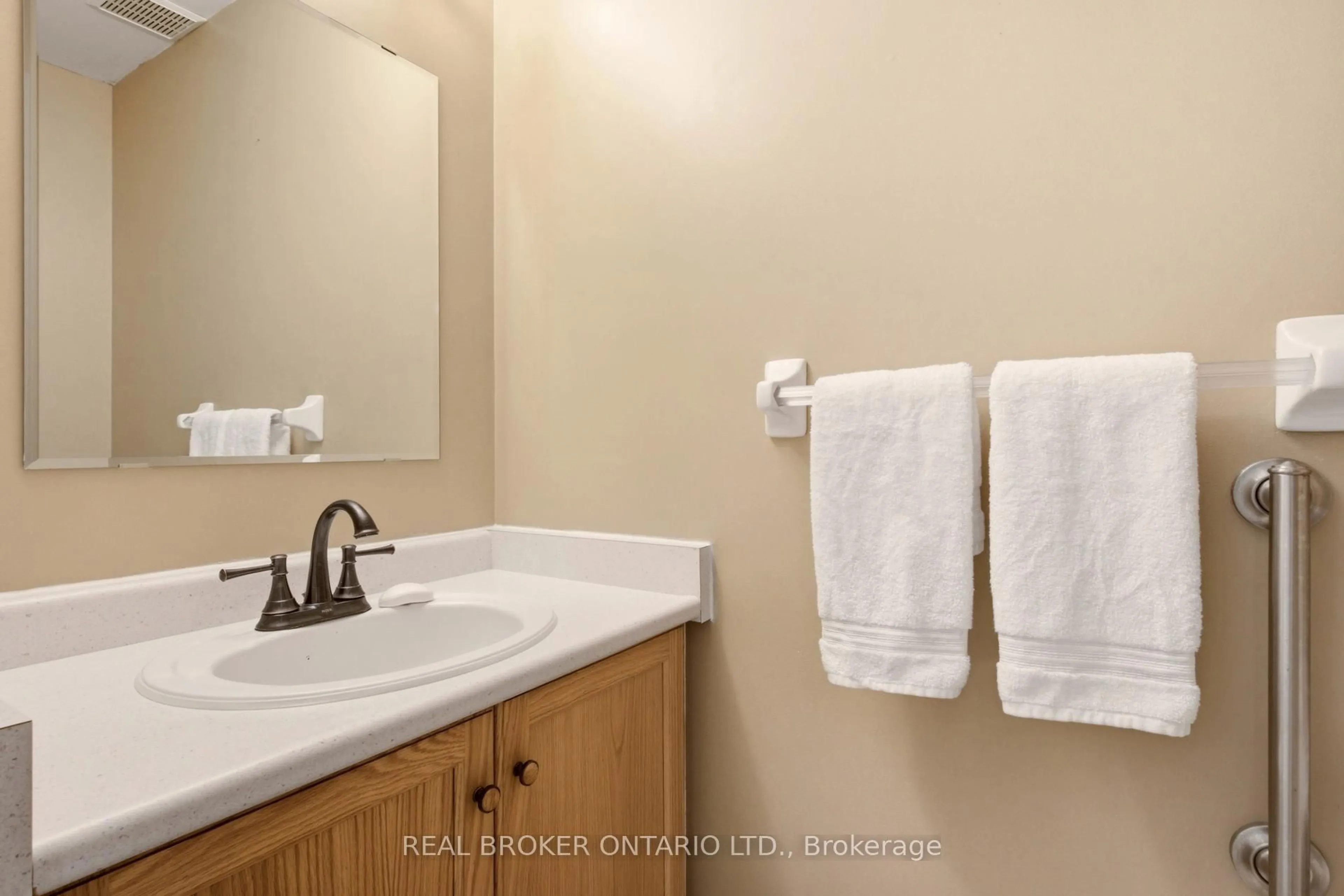 Standard bathroom, ceramic/tile floor for 2 Ireland Pl, Guelph Ontario N1E 7C2