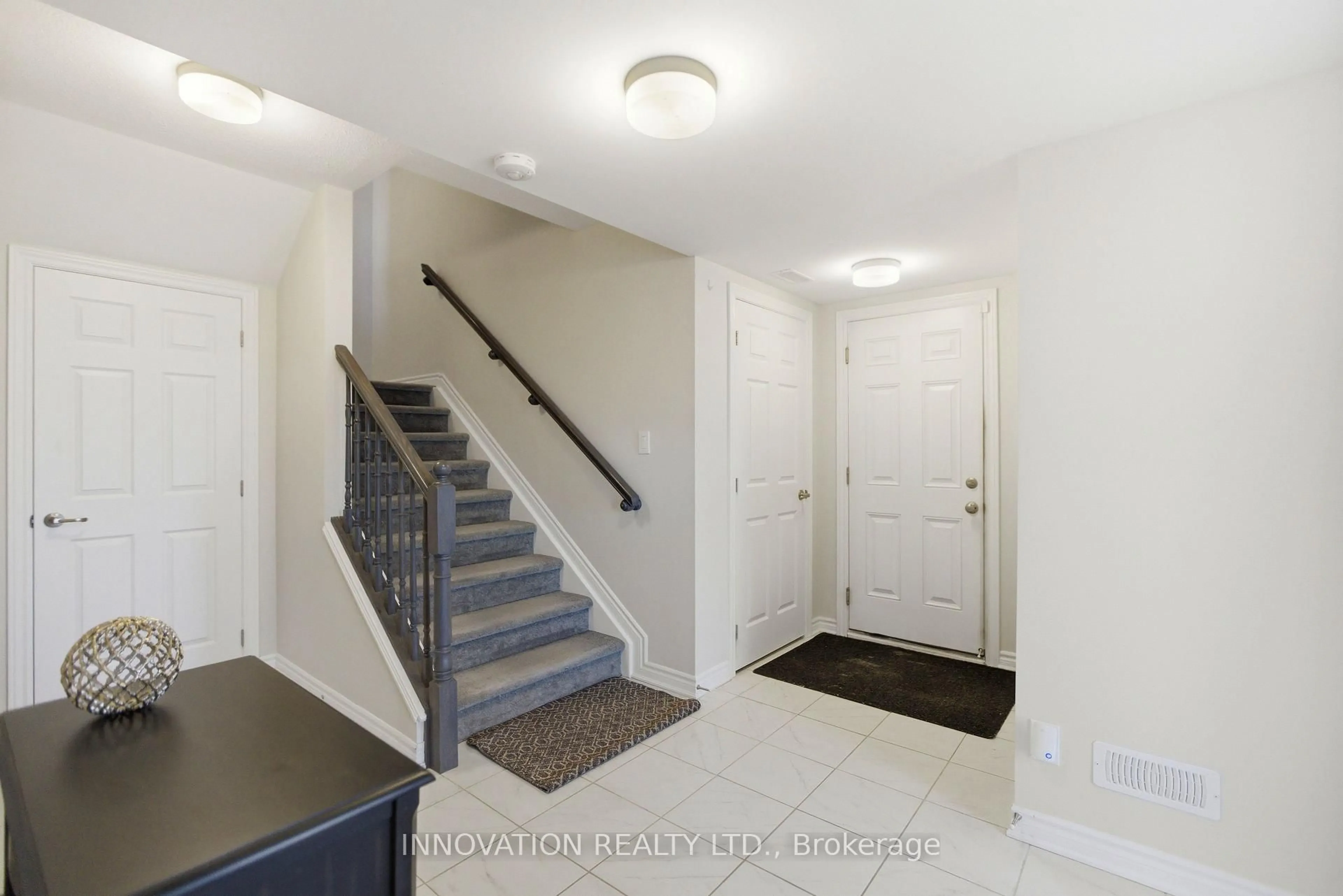 Indoor entryway for 120 Kyanite Lane, Ottawa Ontario K2J 7B5