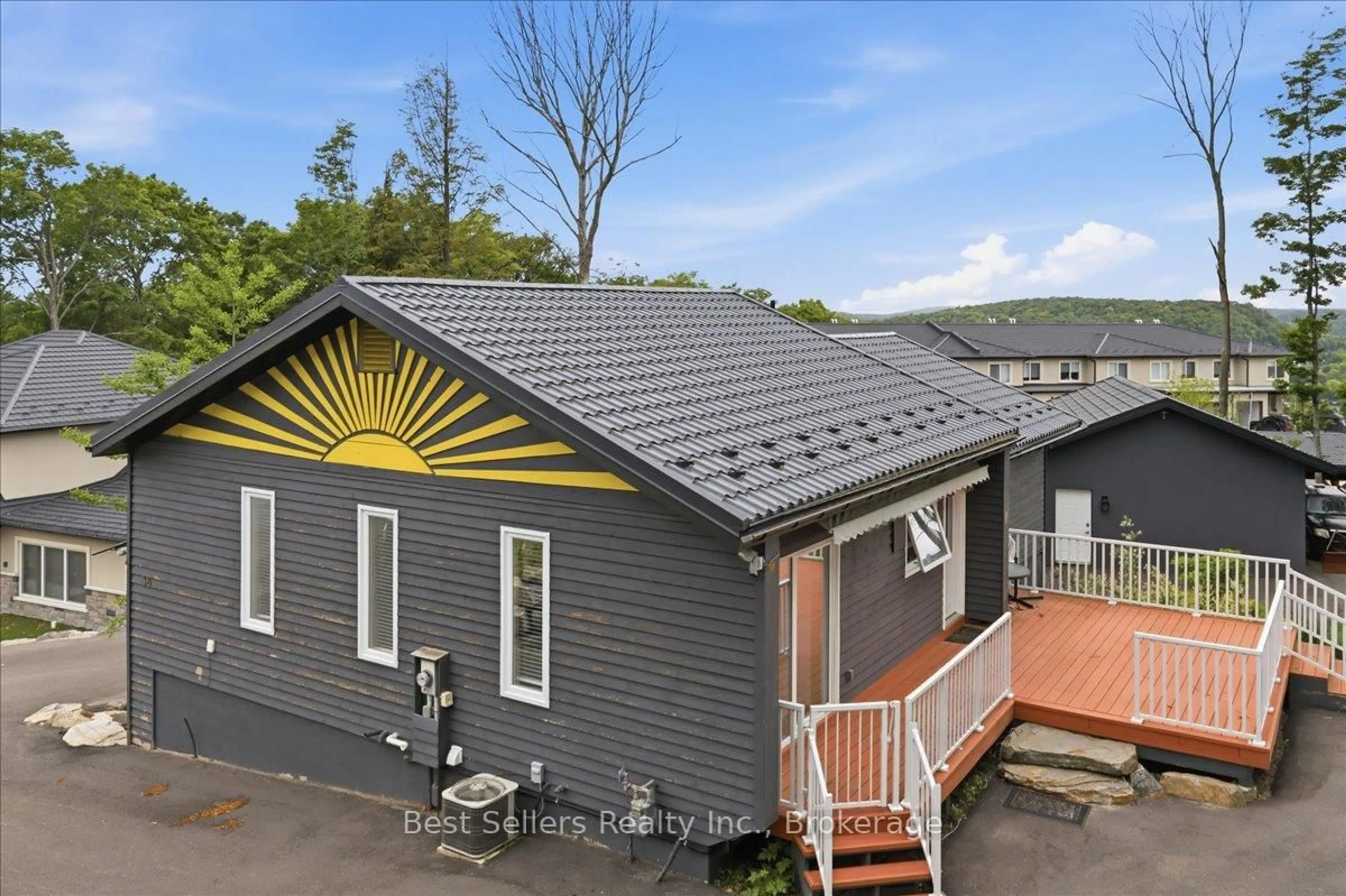 A pic from outside/outdoor area/front of a property/back of a property/a pic from drone, building for 56 Florence St, Huntsville Ontario P1H 1V5