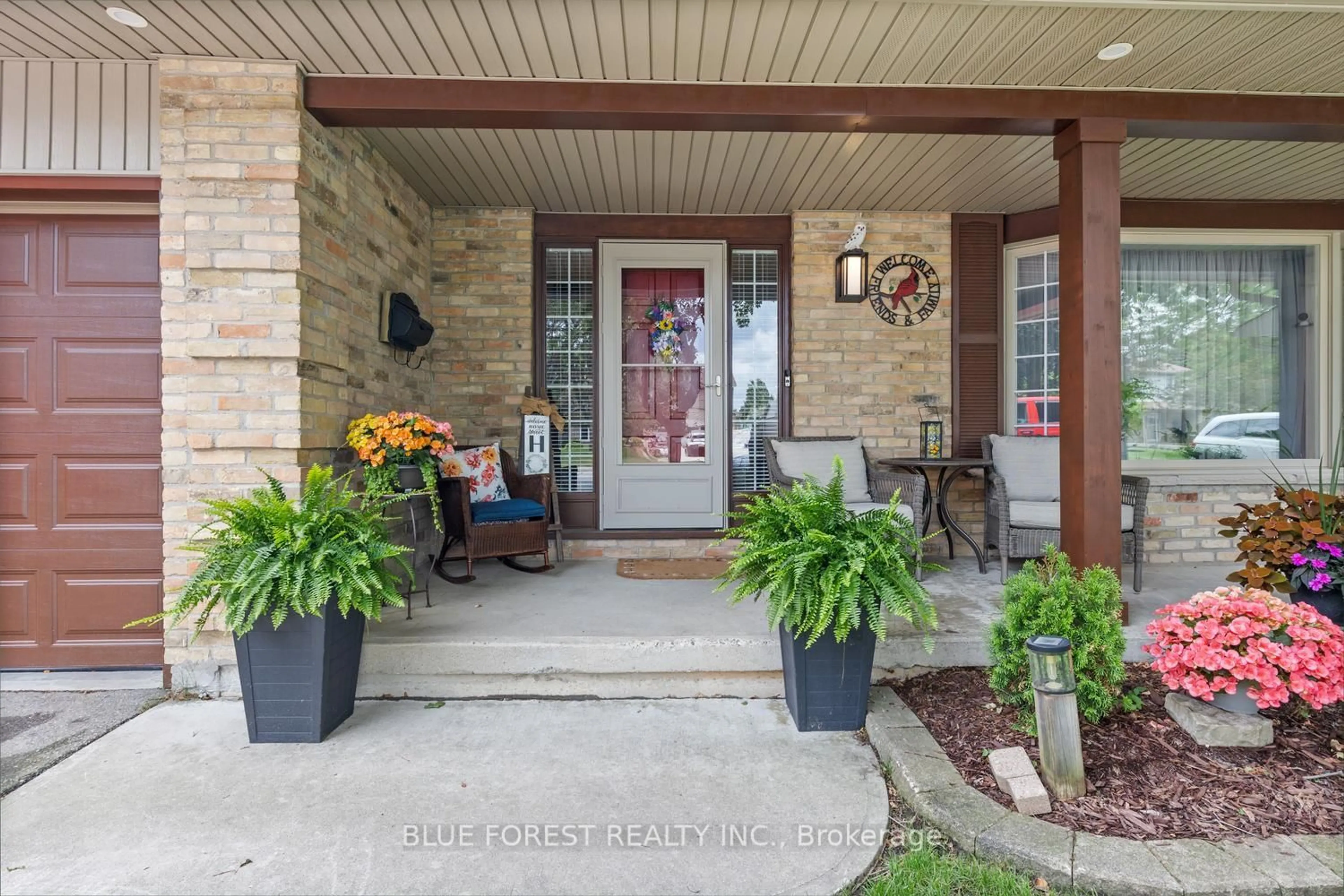 Indoor entryway for 92 Salem Crt, London South Ontario N6K 1S9