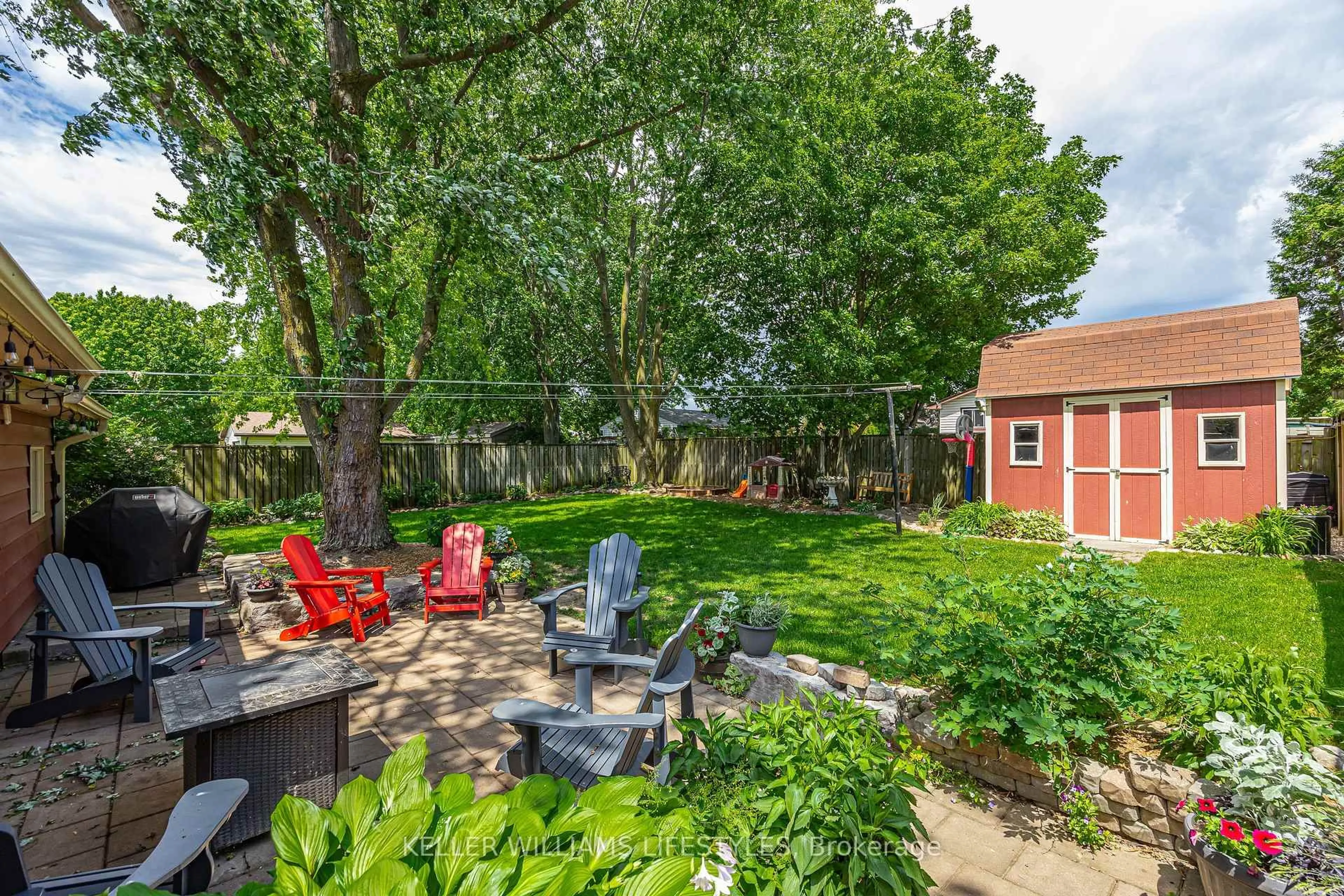 Patio, street for 109 Willow Ave, Lucan Biddulph Ontario N0M 2J0
