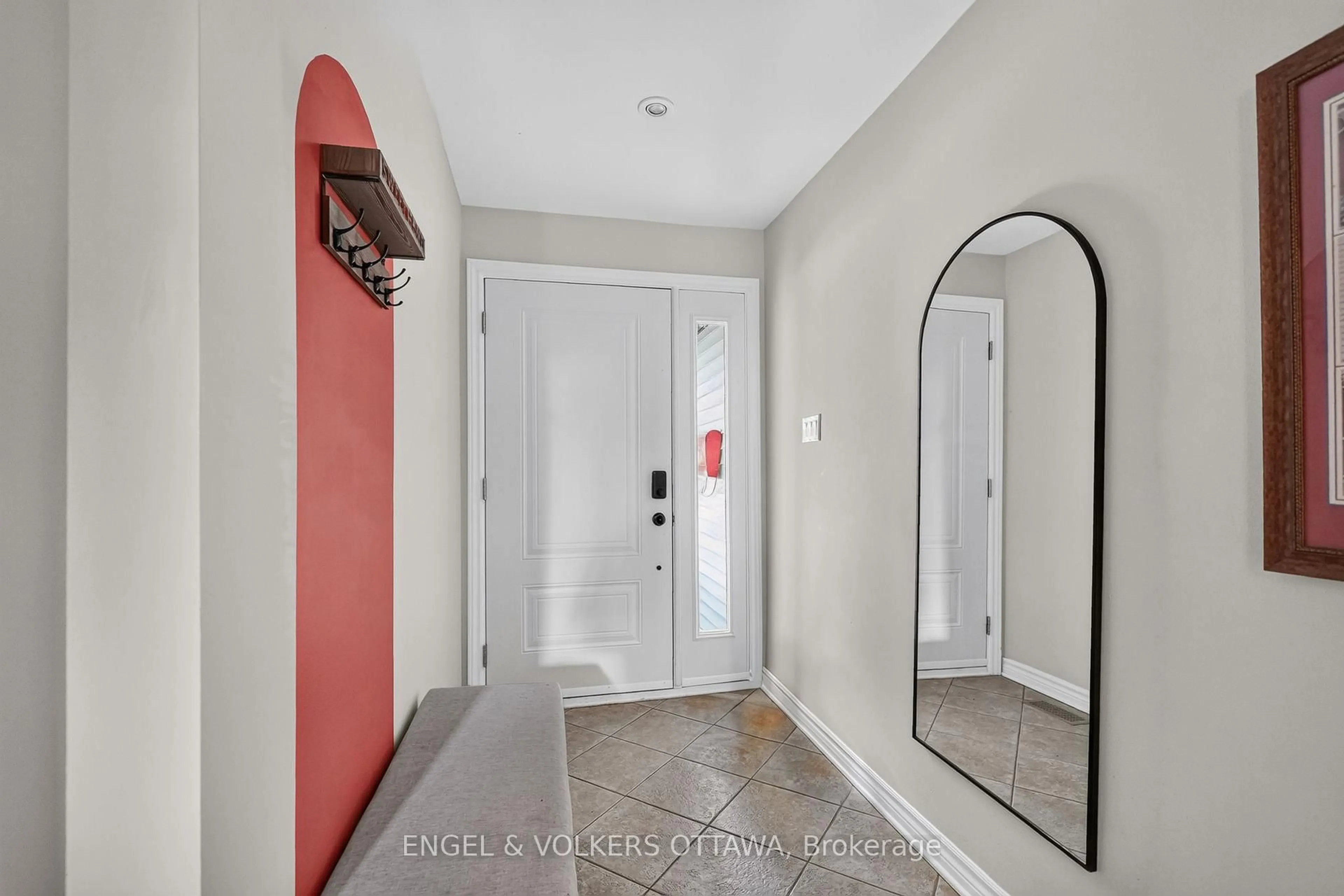 Indoor entryway for 258 Carillon St, Ottawa Ontario K1L 5X6
