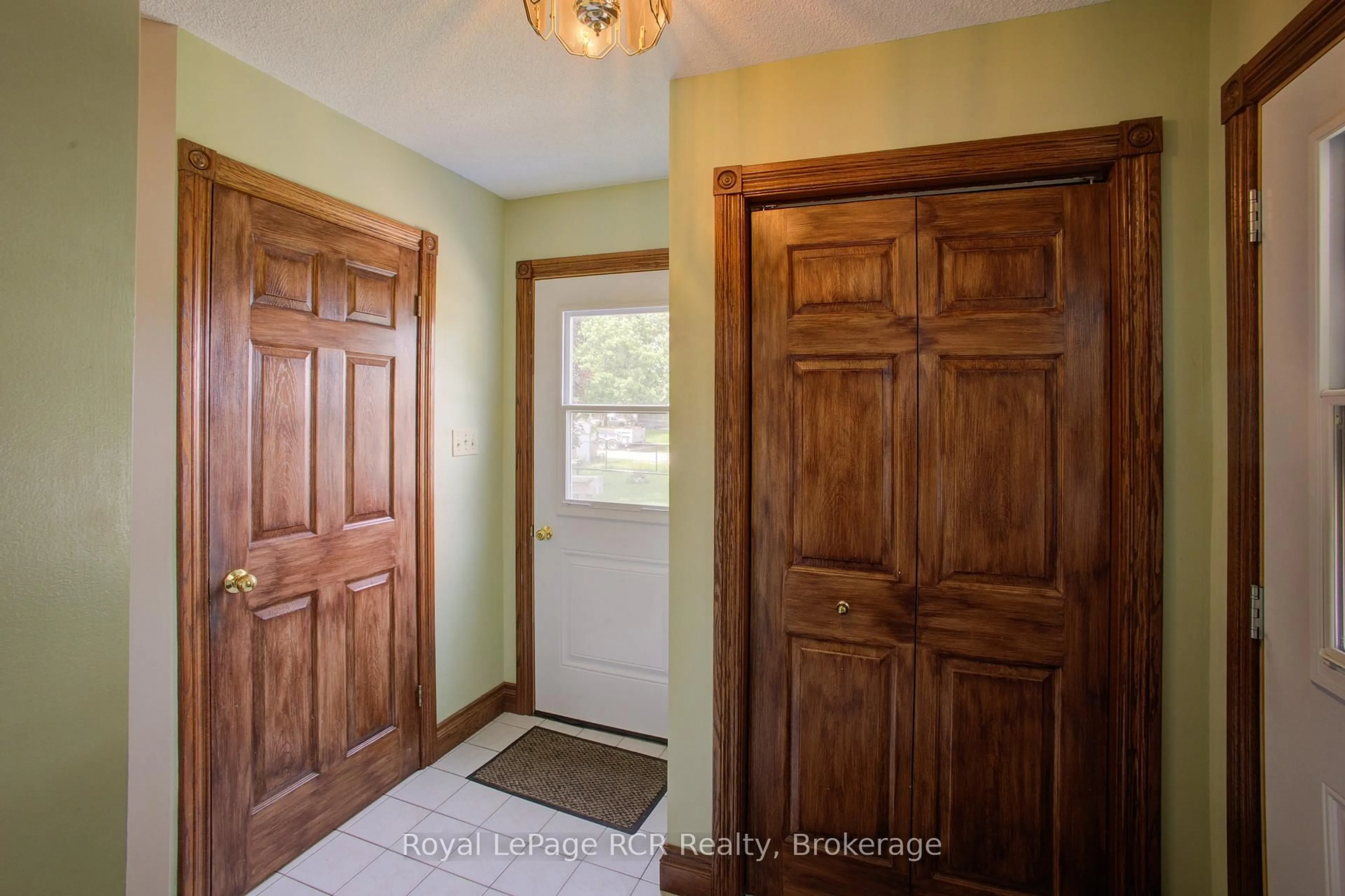 Indoor entryway for 252 Main St, North Perth Ontario N0G 1B0