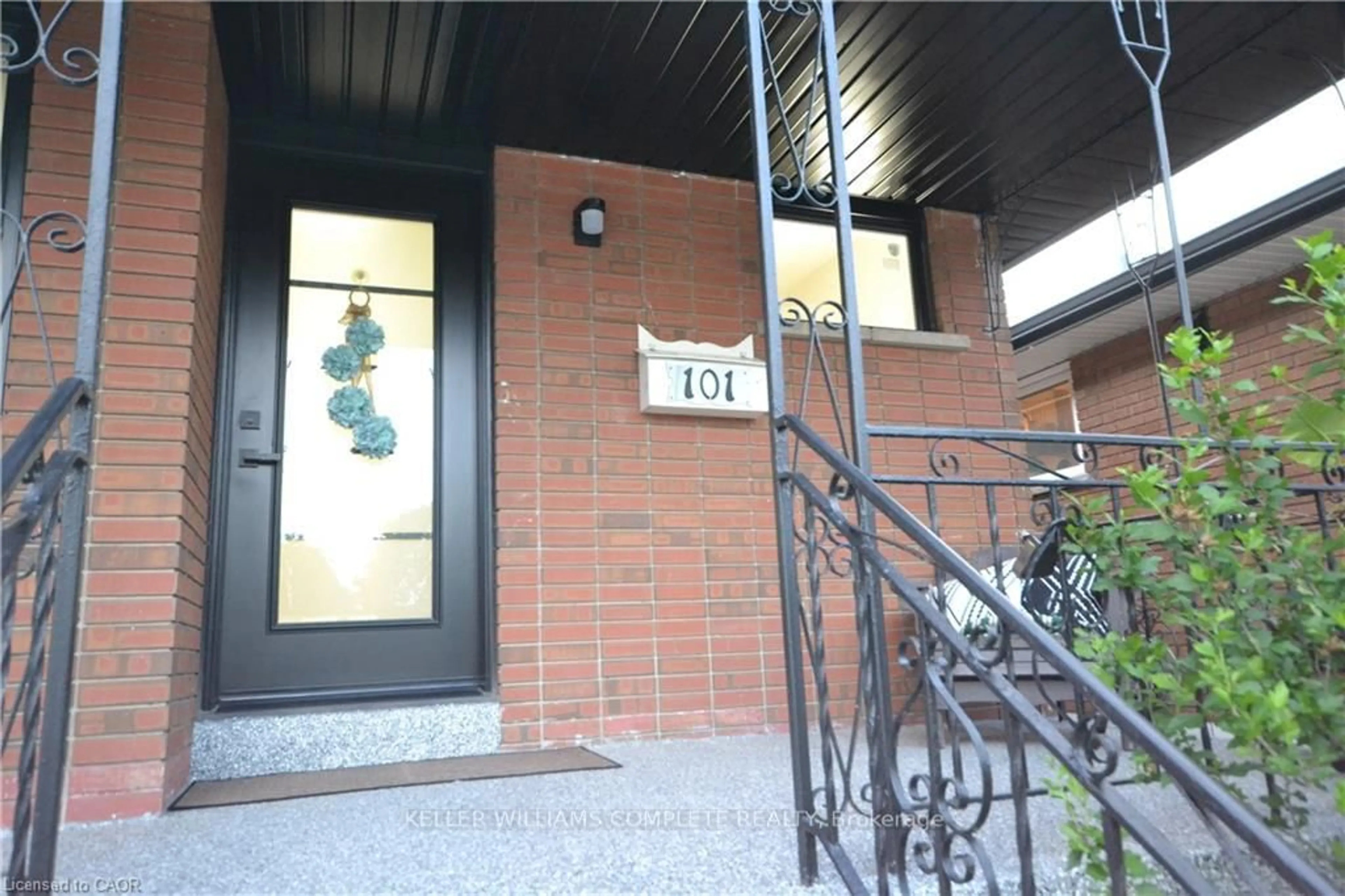 Indoor foyer for 101 REID Ave, Hamilton Ontario L8H 6E2