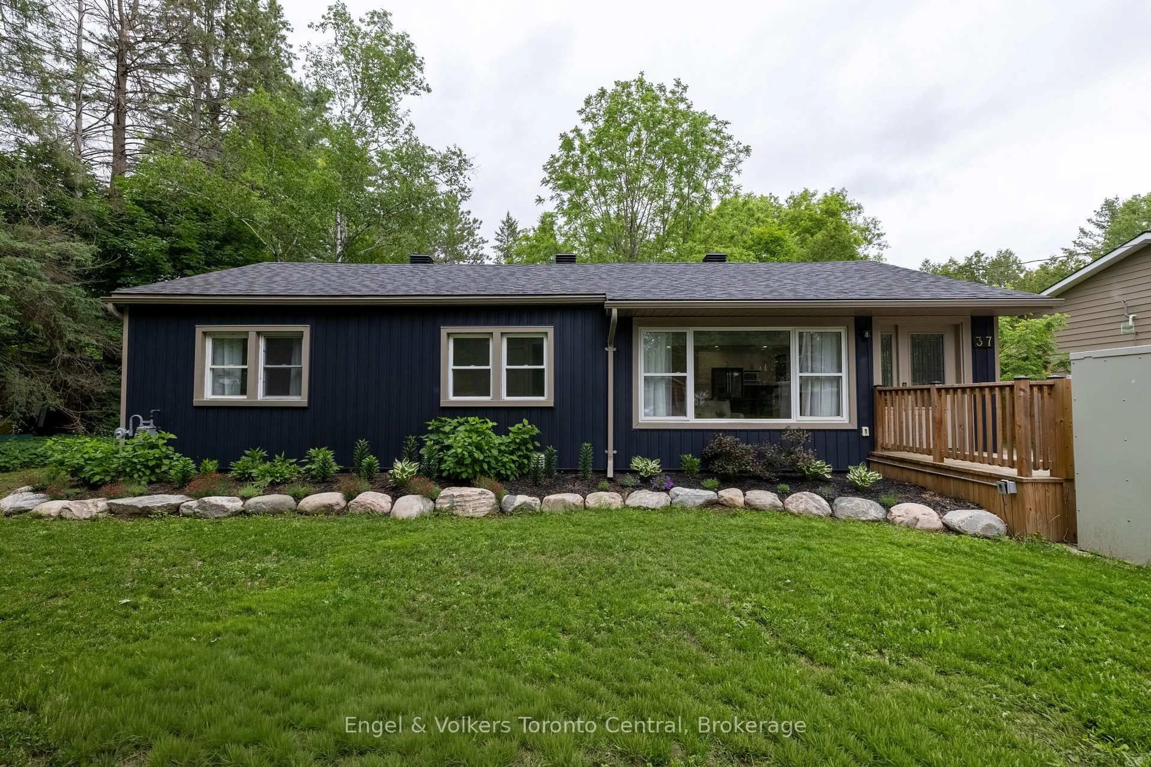 Home with vinyl exterior material, street for 37 Spencer St, Bracebridge Ontario P1L 1E1