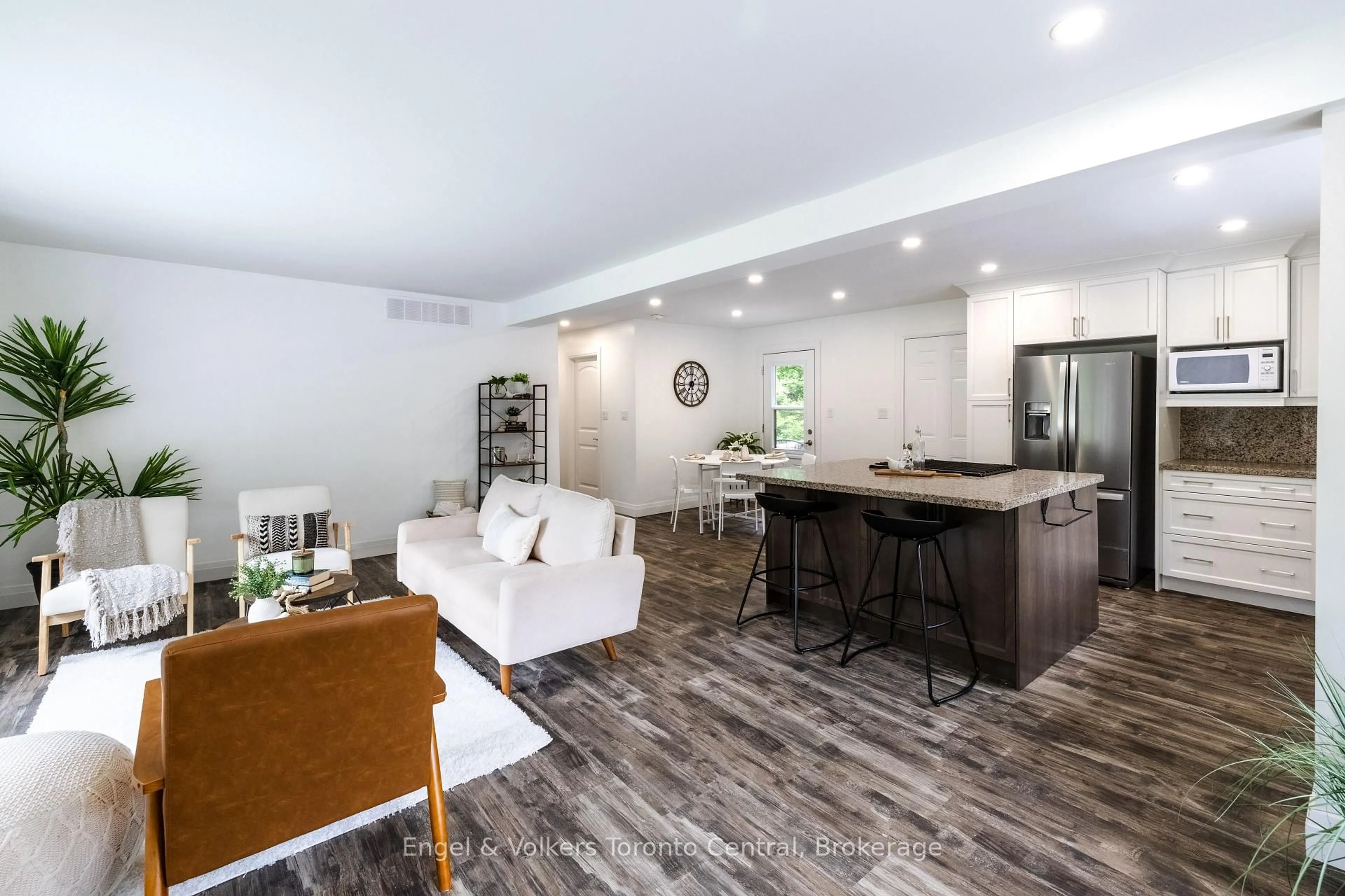 Open concept kitchen, wood/laminate floor for 37 Spencer St, Bracebridge Ontario P1L 1E1