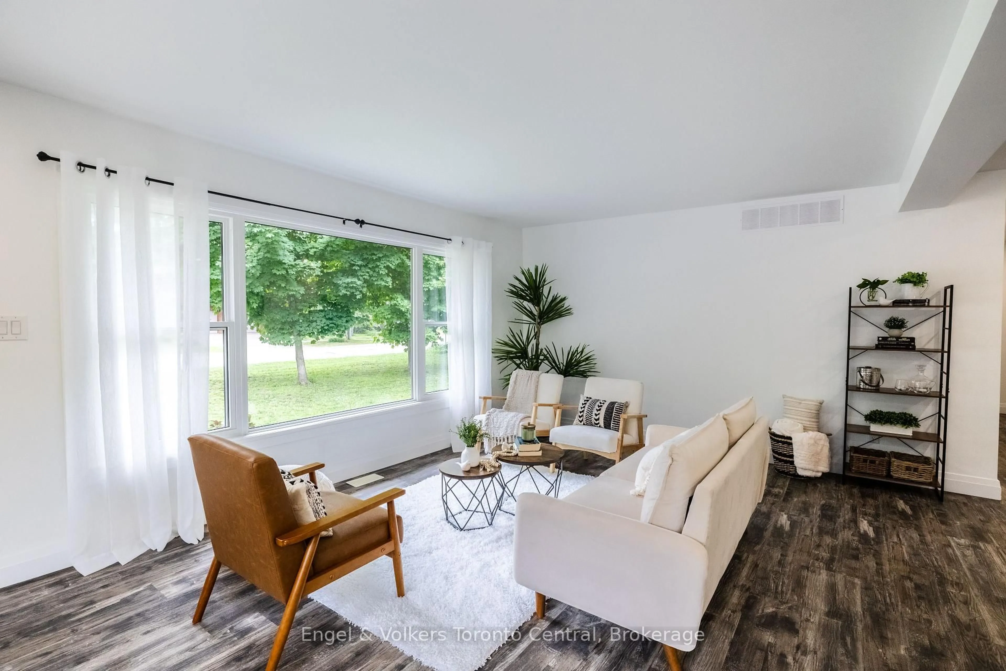 Living room with furniture, unknown for 37 Spencer St, Bracebridge Ontario P1L 1E1