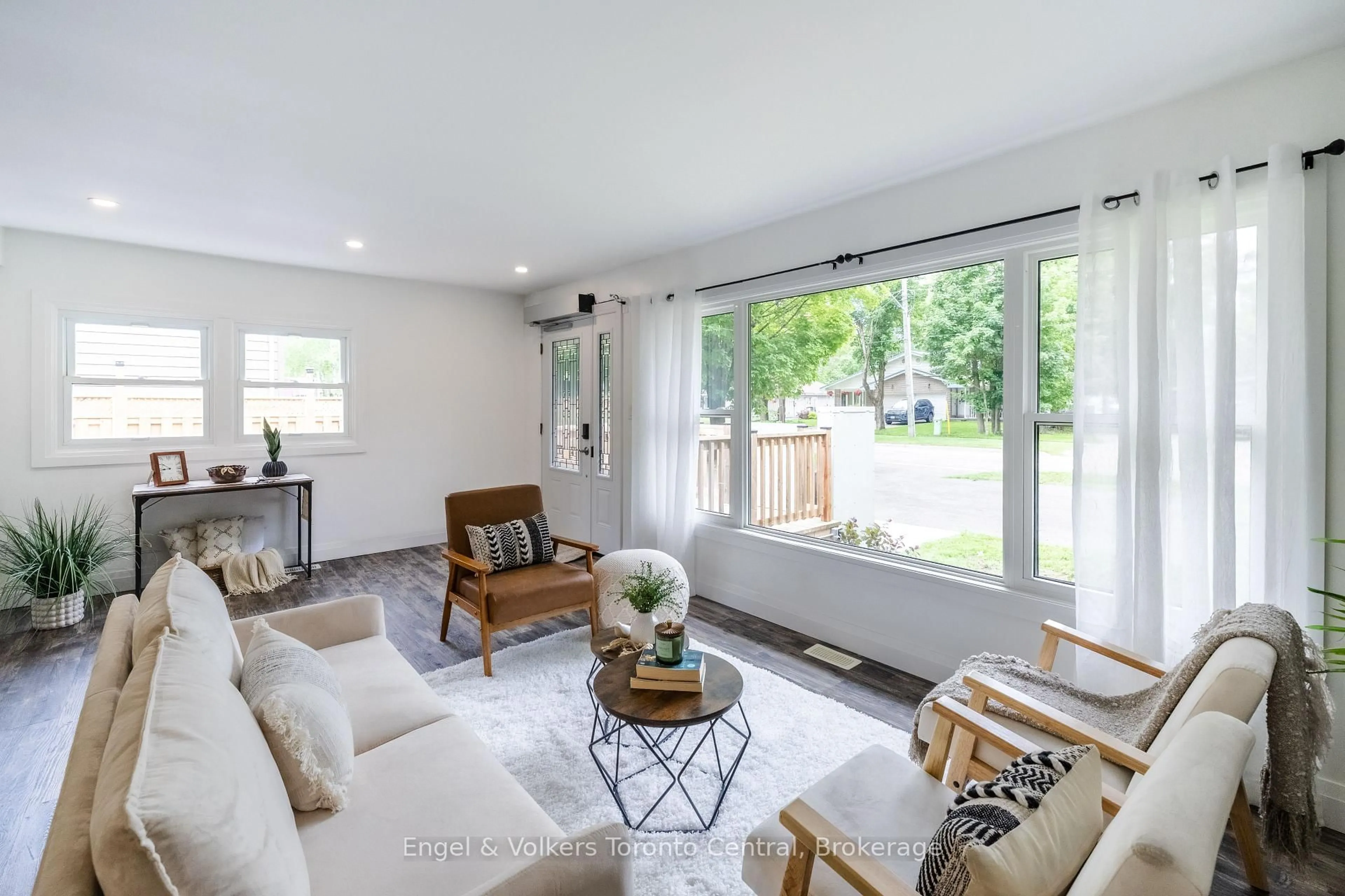 Living room with furniture, unknown for 37 Spencer St, Bracebridge Ontario P1L 1E1