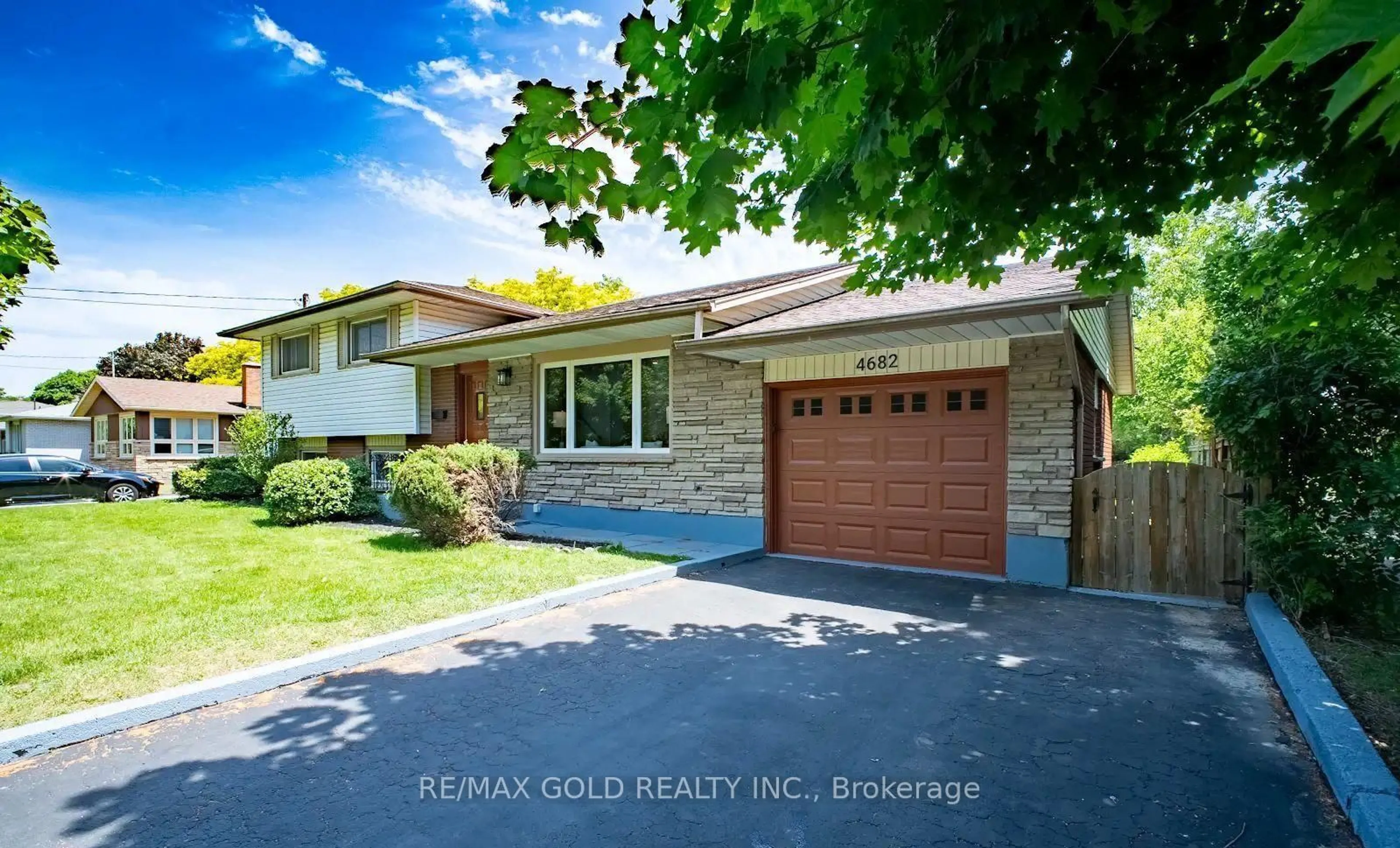 Home with brick exterior material, street for 4682 Pinedale Dr, Niagara Falls Ontario L2E 6M8