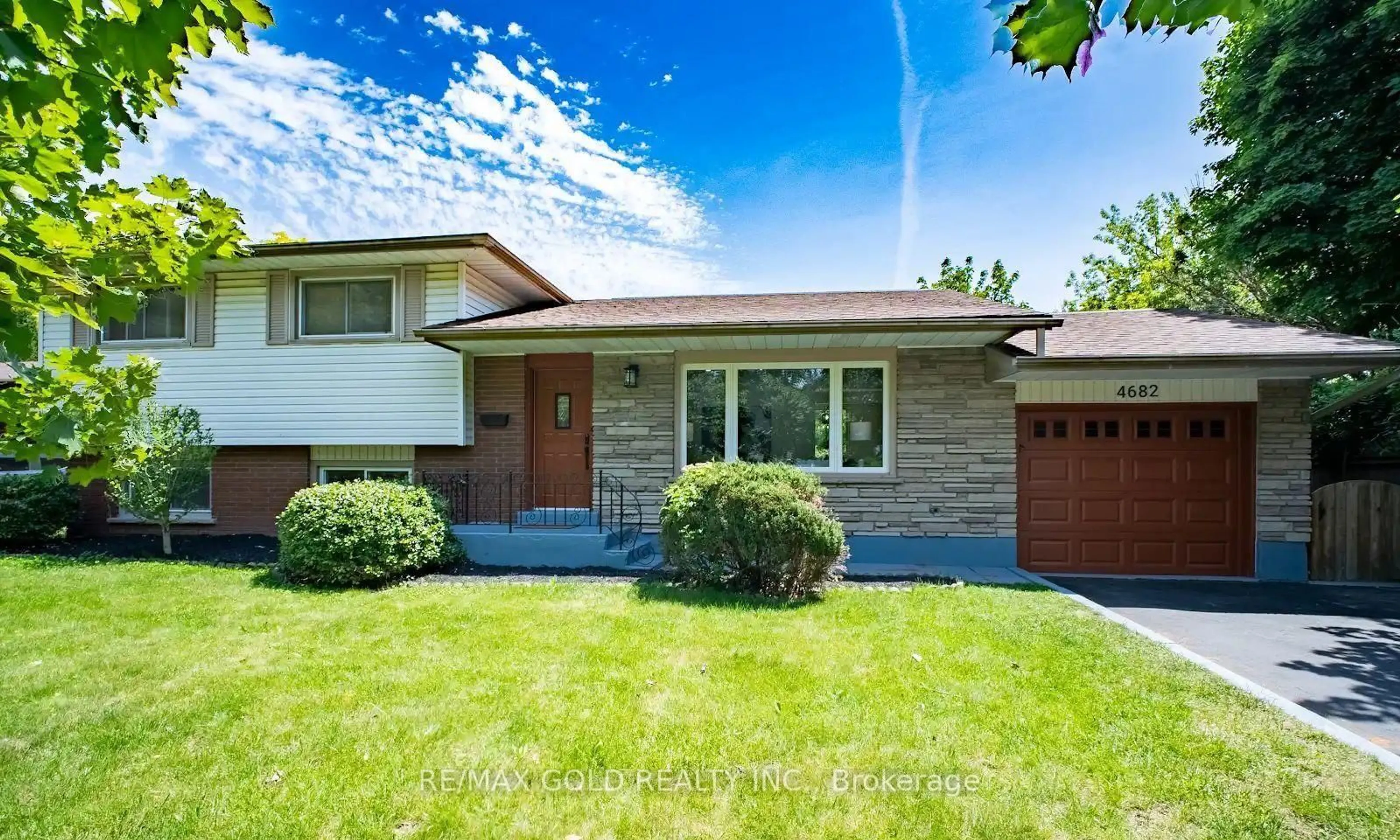 Home with brick exterior material, street for 4682 Pinedale Dr, Niagara Falls Ontario L2E 6M8