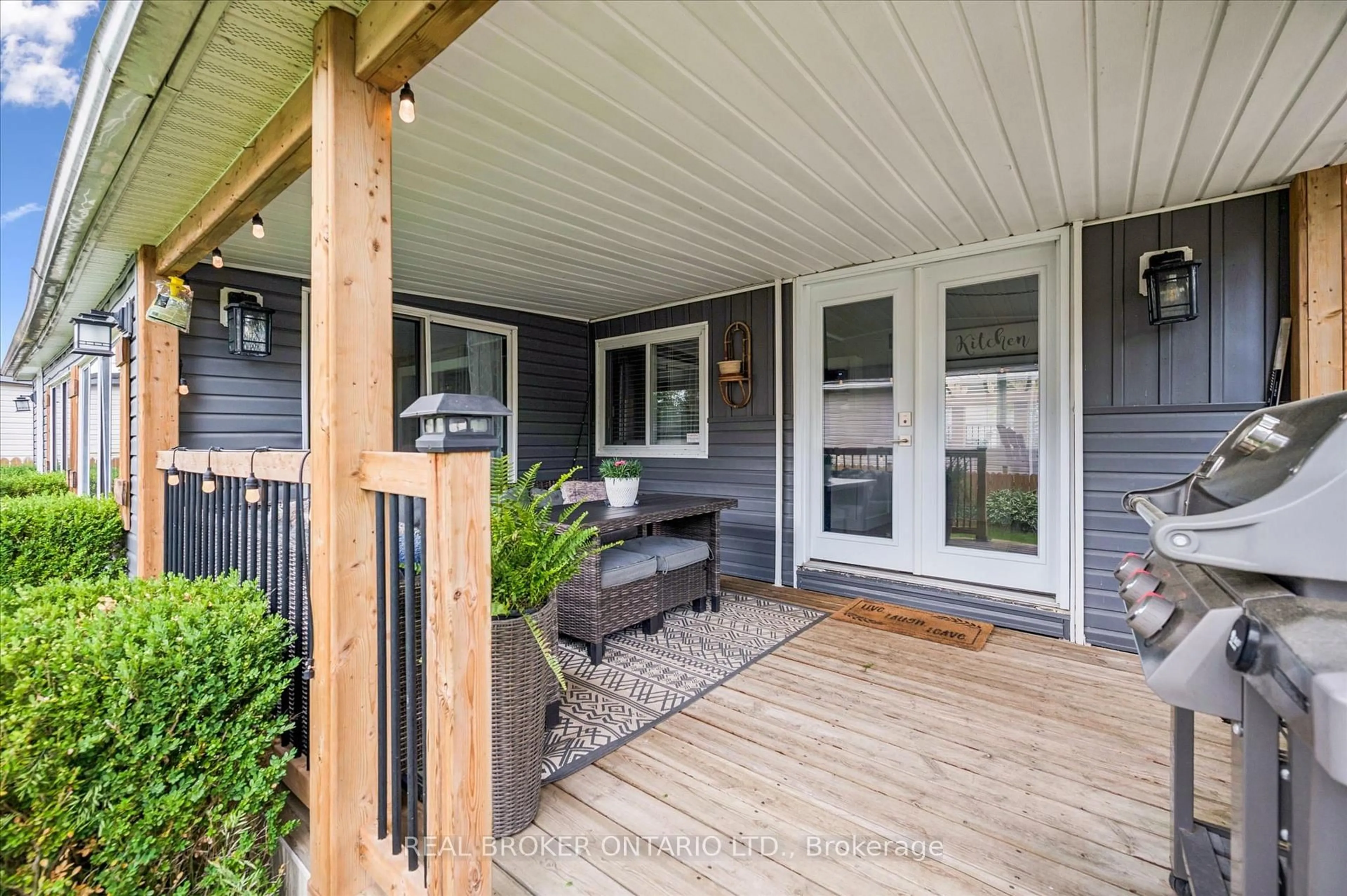 Indoor entryway for 165 Cedar Cres, Centre Wellington Ontario N1M 2W5