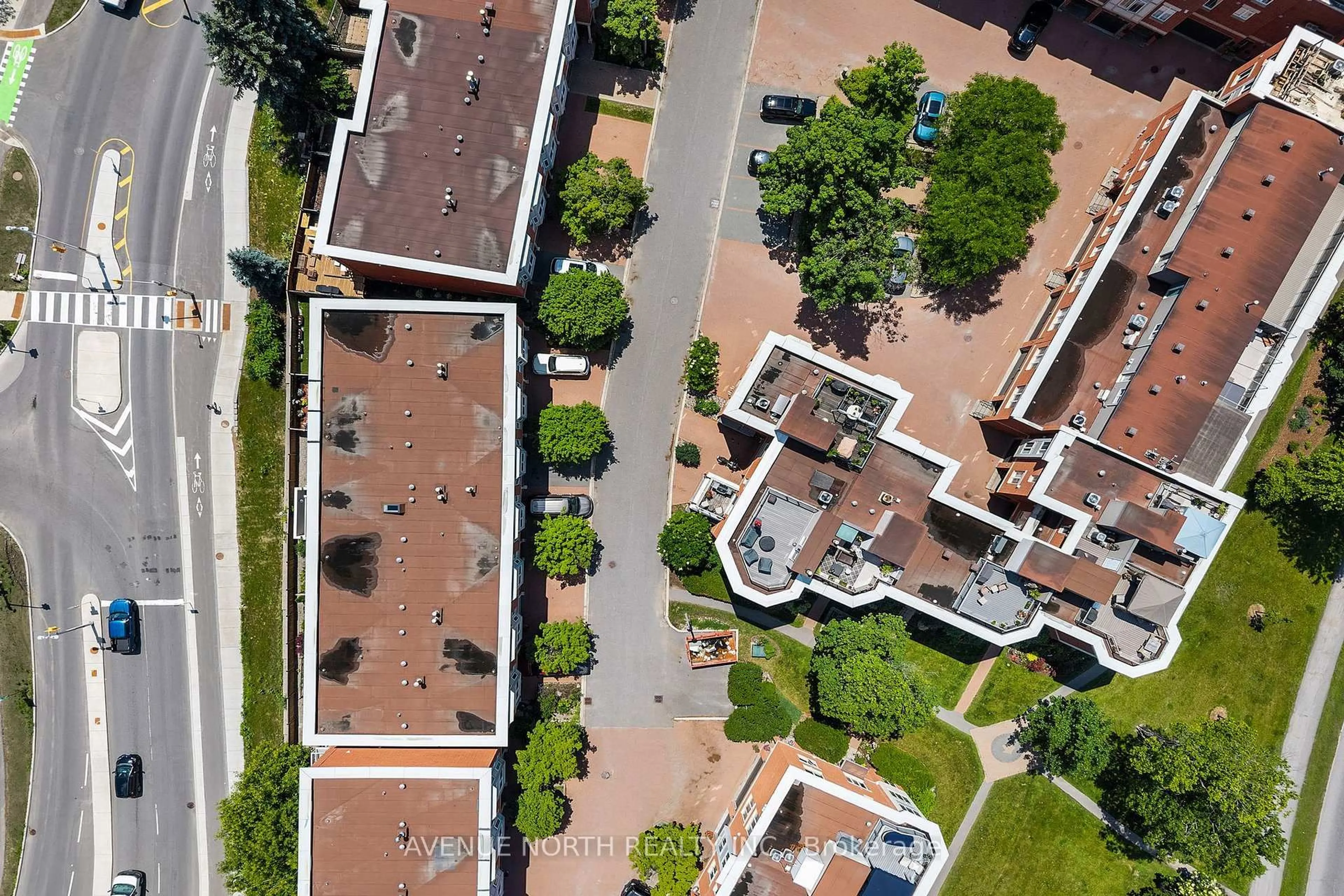 A pic from outside/outdoor area/front of a property/back of a property/a pic from drone, street for 52 Kings Landing Private, Ottawa Ontario K1S 5P8