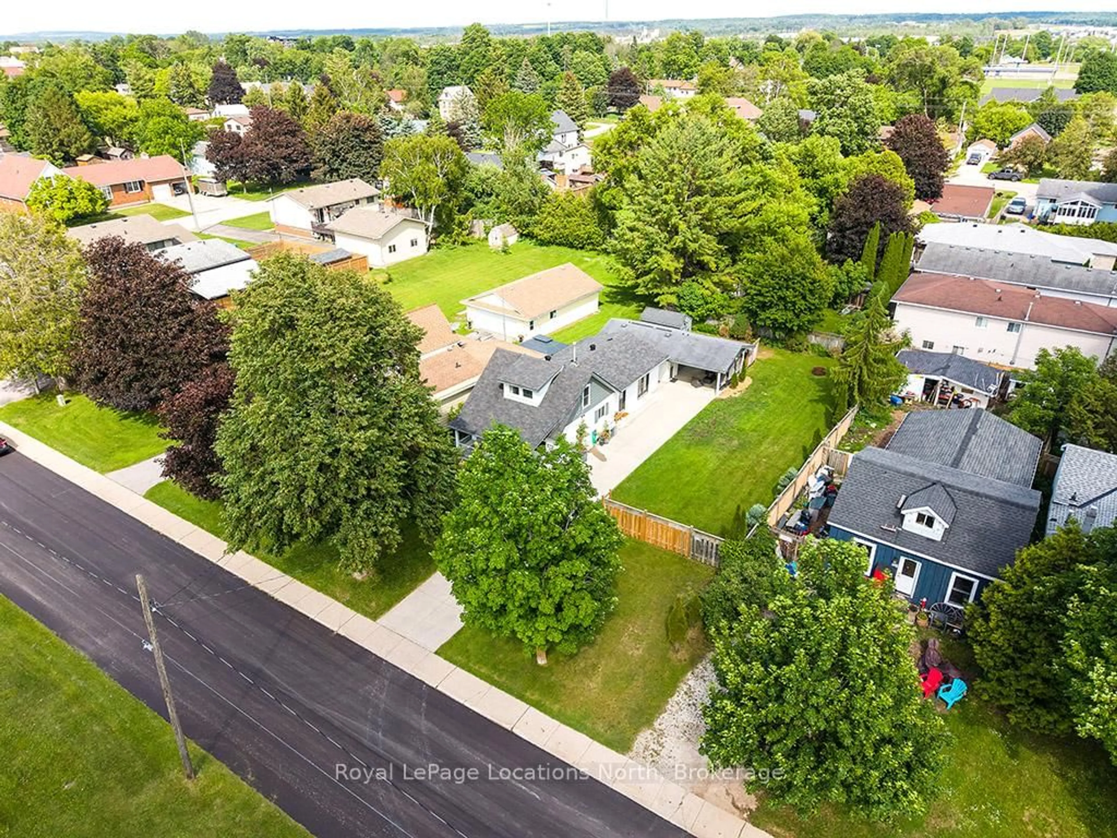 A pic from outside/outdoor area/front of a property/back of a property/a pic from drone, street for 1867 5th Ave, Owen Sound Ontario N4K 2S6