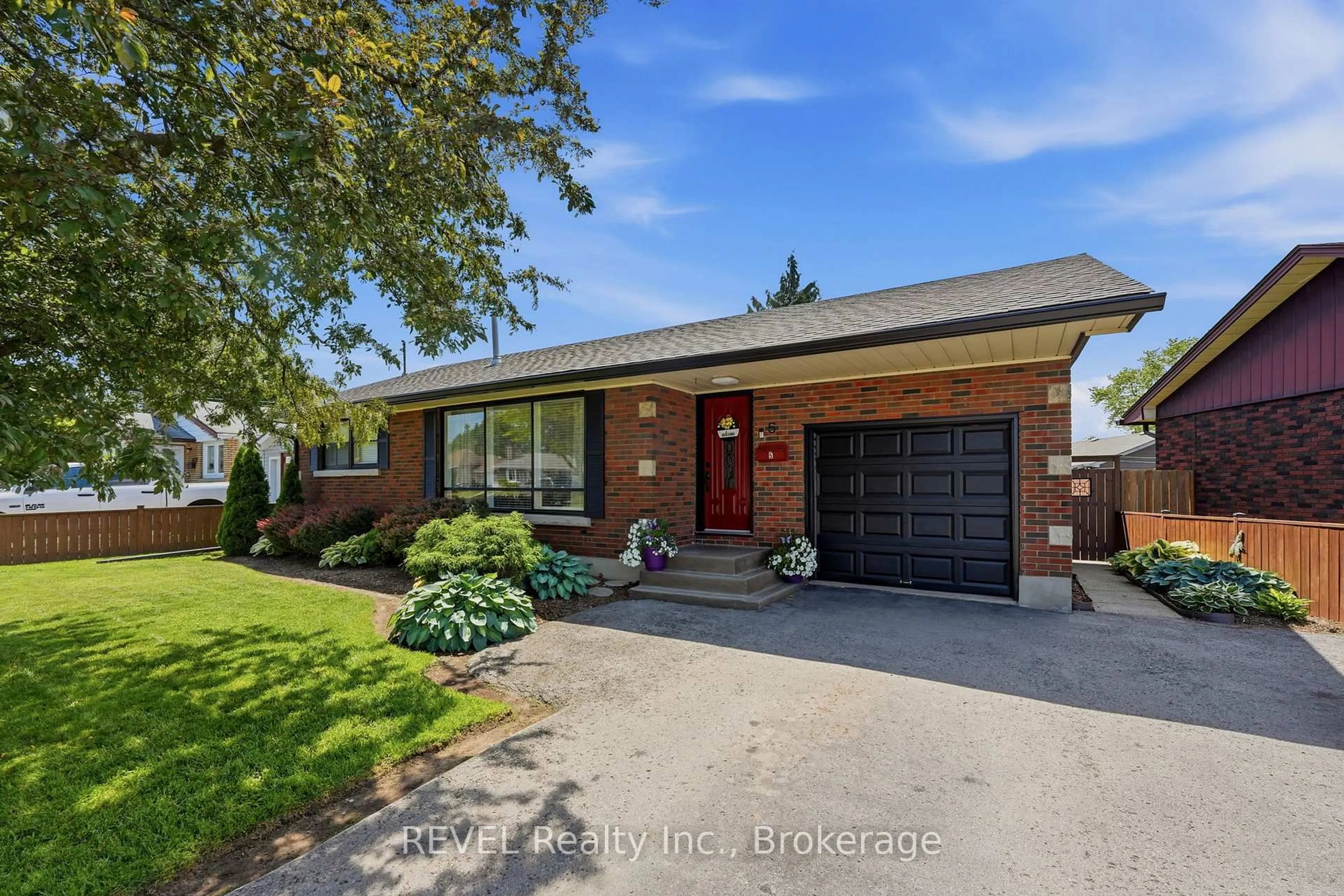 Home with brick exterior material, street for 5 Greenhill Dr, Thorold Ontario L2V 1W4