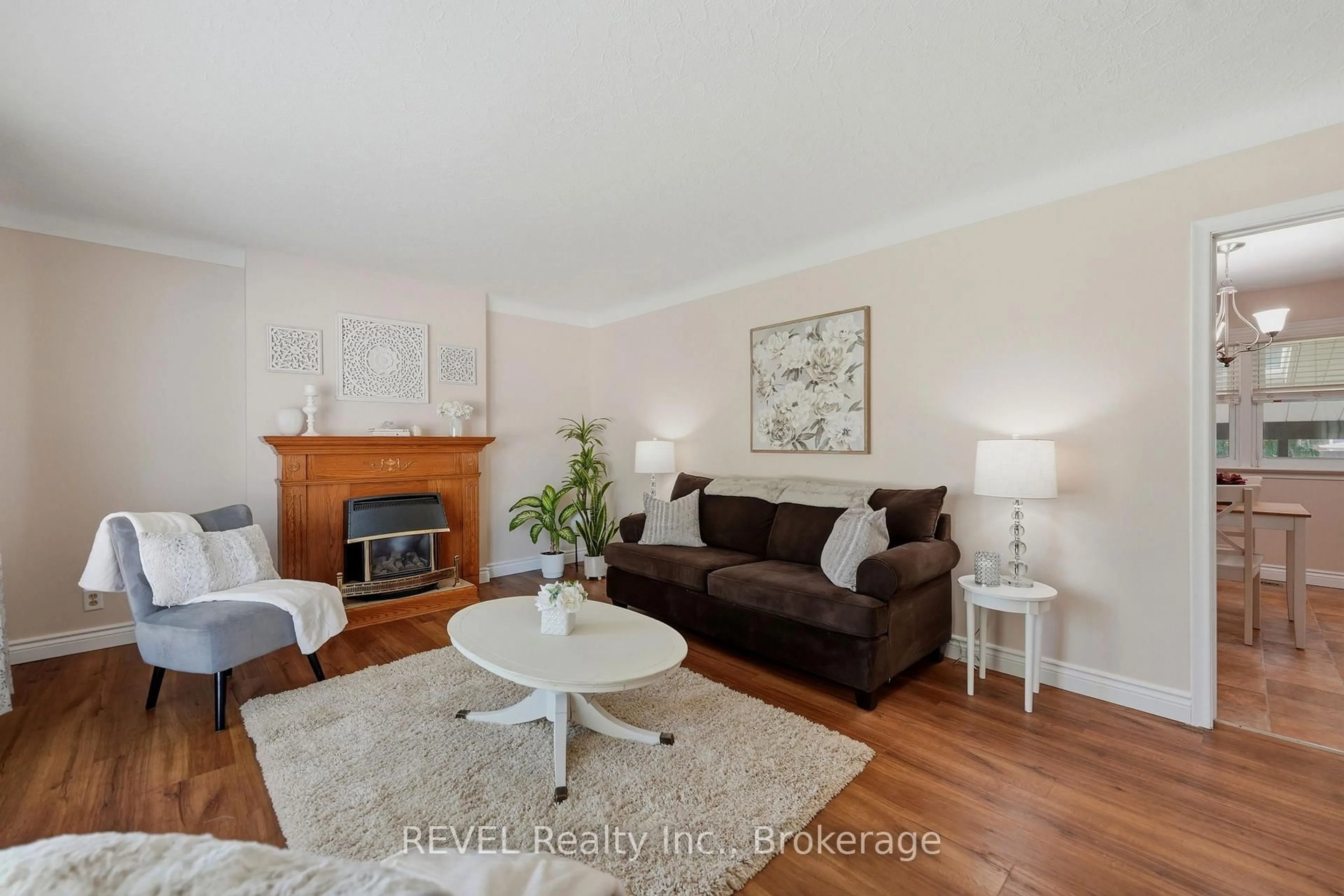 Living room with furniture, wood/laminate floor for 5 Greenhill Dr, Thorold Ontario L2V 1W4