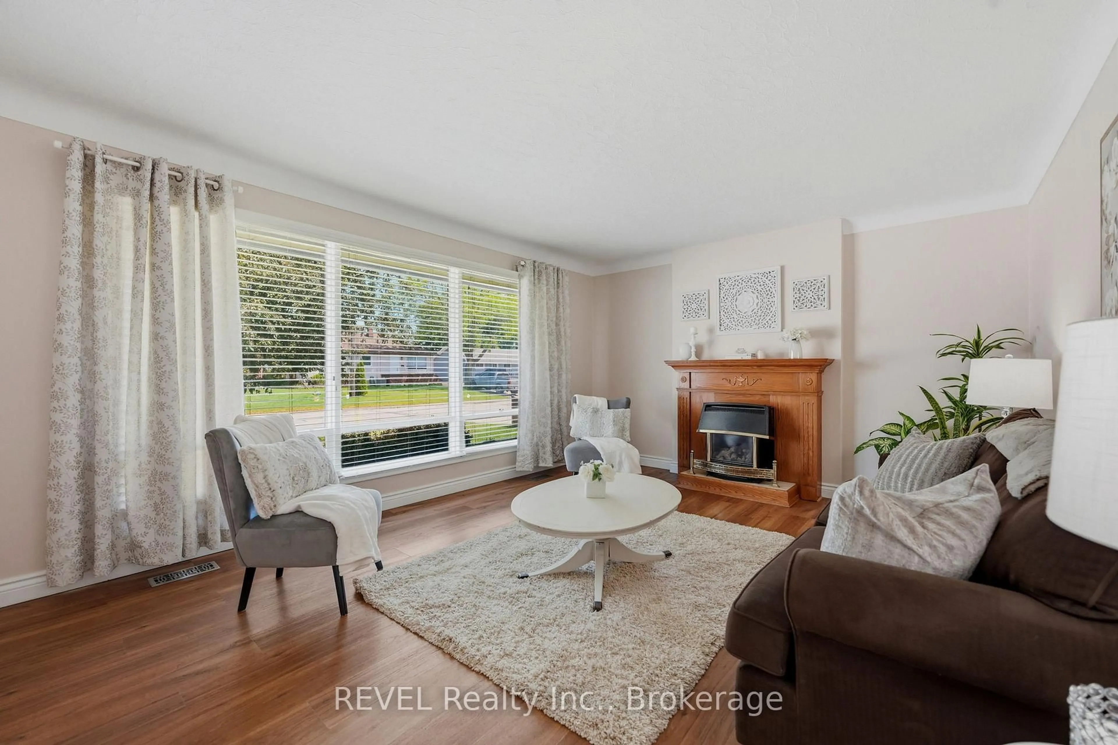 Living room with furniture, unknown for 5 Greenhill Dr, Thorold Ontario L2V 1W4