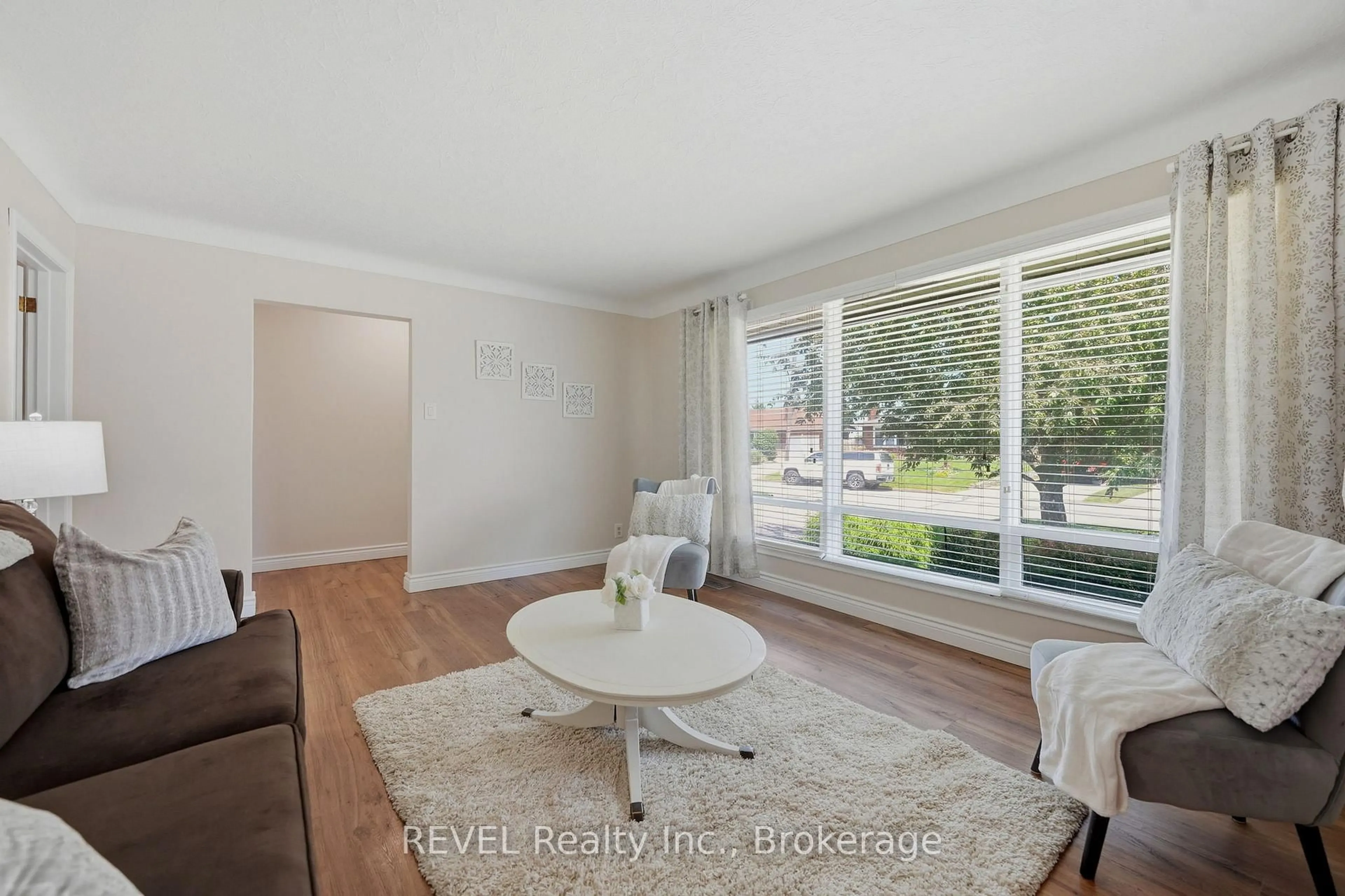 Living room with furniture, unknown for 5 Greenhill Dr, Thorold Ontario L2V 1W4