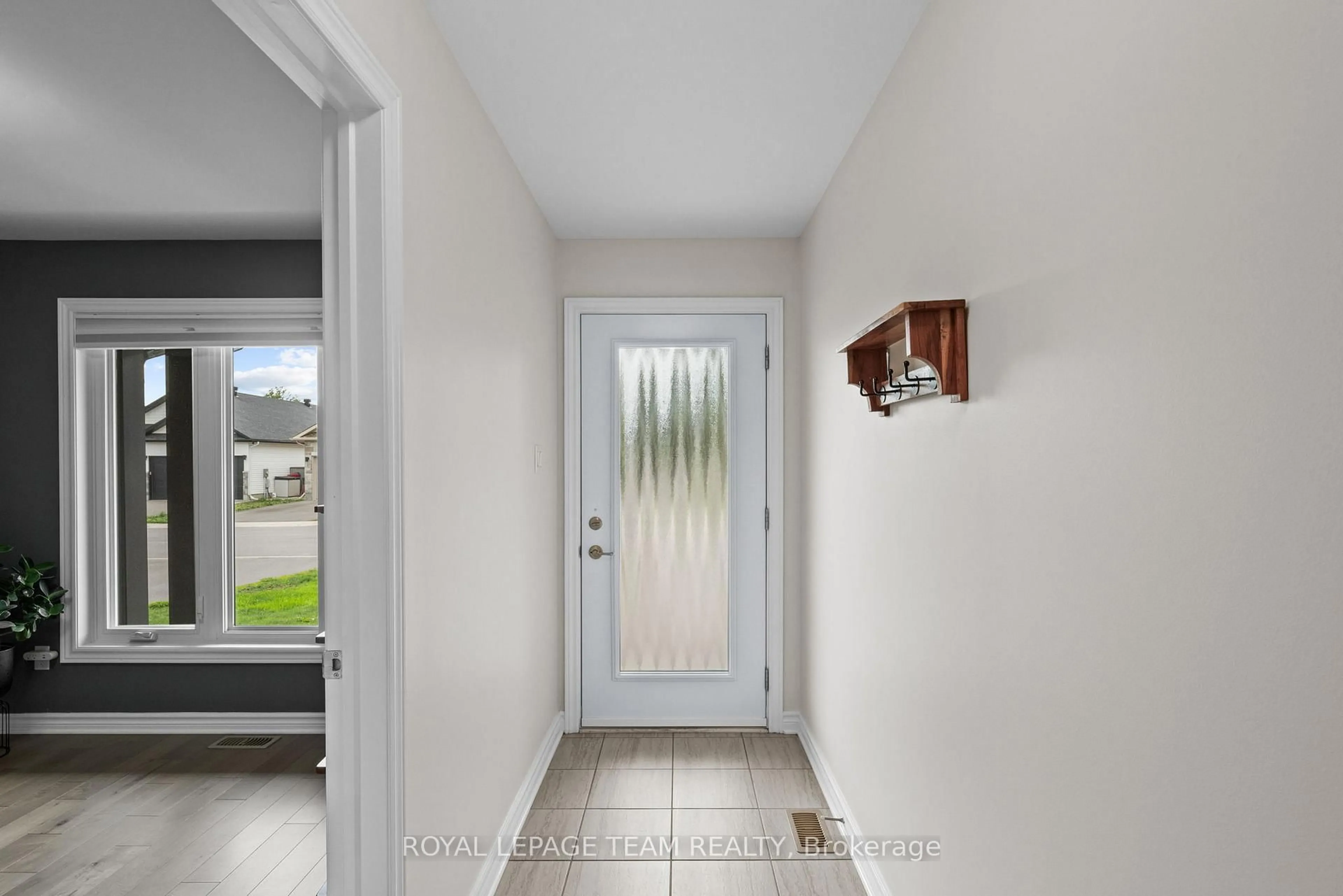 Indoor entryway for 925 Leishman Dr, Almonte Ontario K0A 1A0