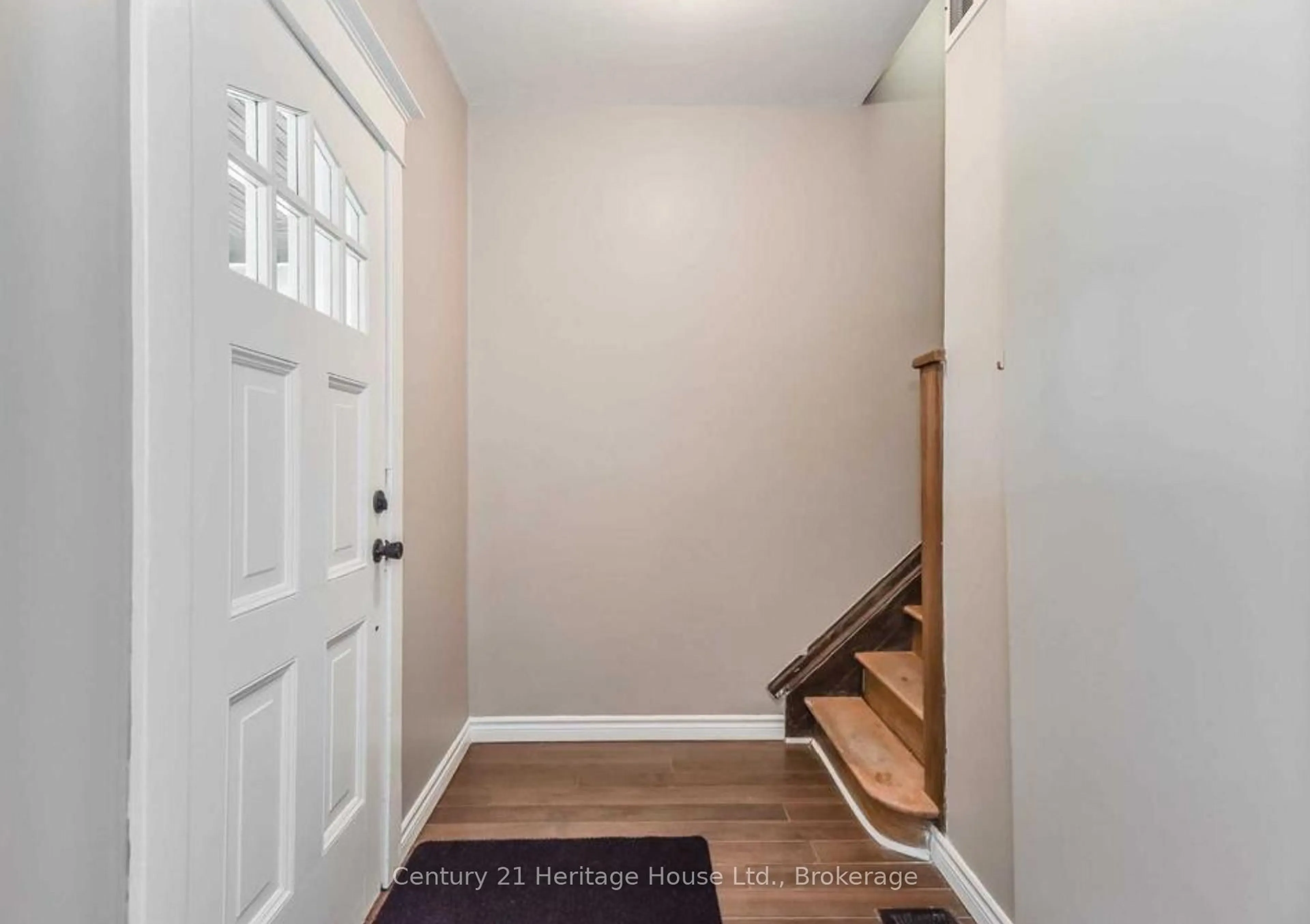 Indoor entryway for 153 St Andrews St, Cambridge Ontario N1S 1N2