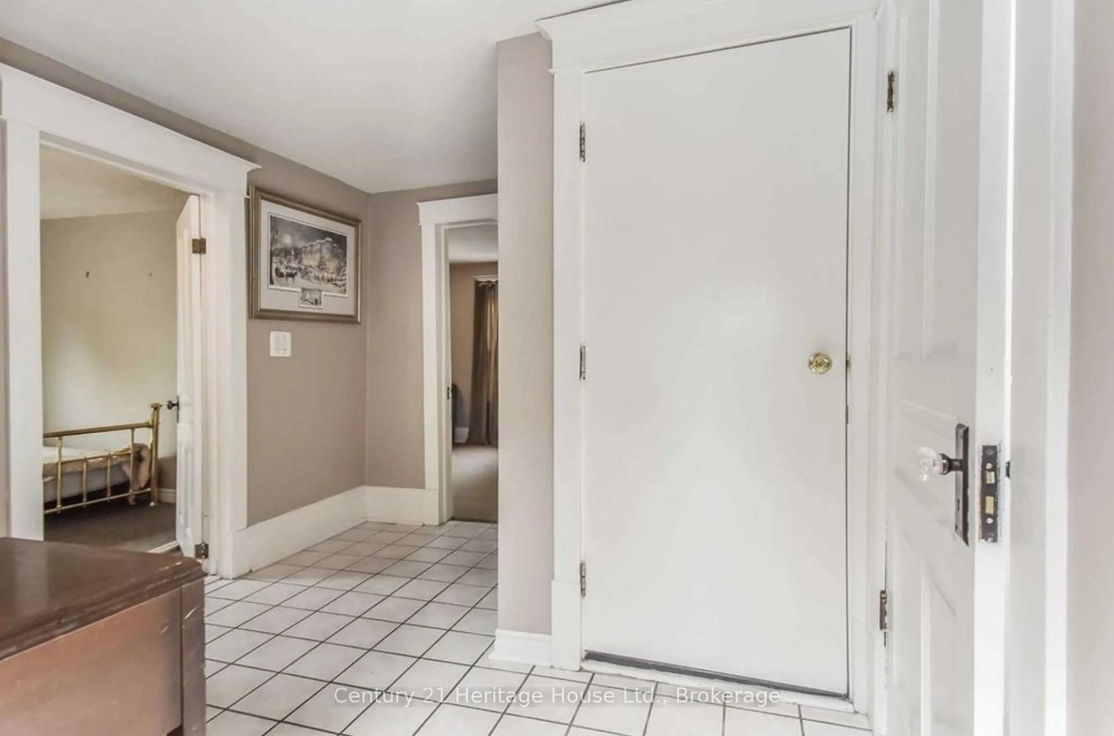 Indoor entryway for 153 St Andrews St, Cambridge Ontario N1S 1N2