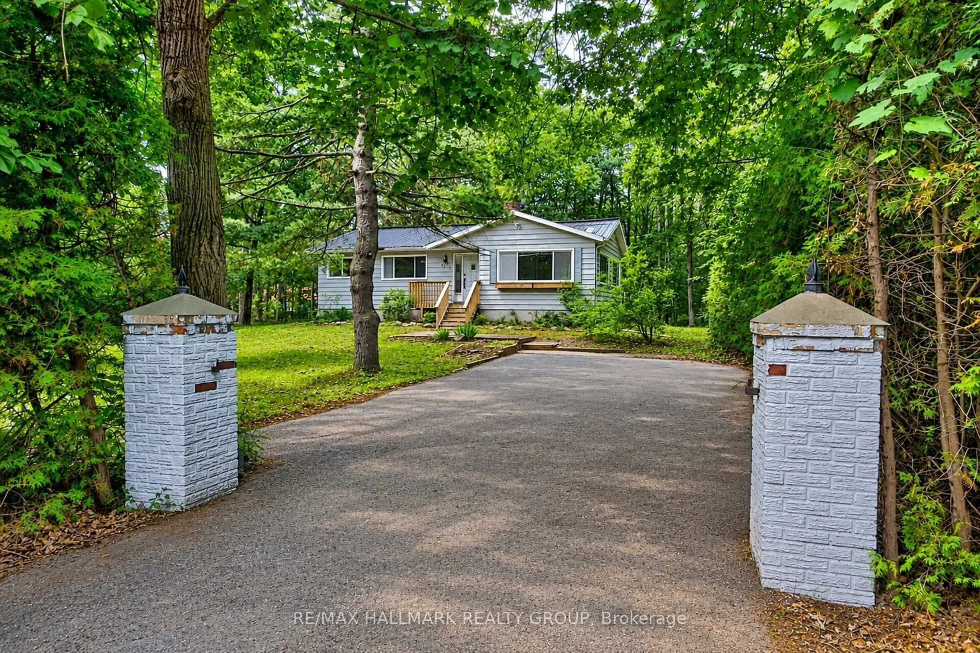 A pic from outside/outdoor area/front of a property/back of a property/a pic from drone, street for 671 Bayview Dr, Ottawa Ontario K0A 3M0