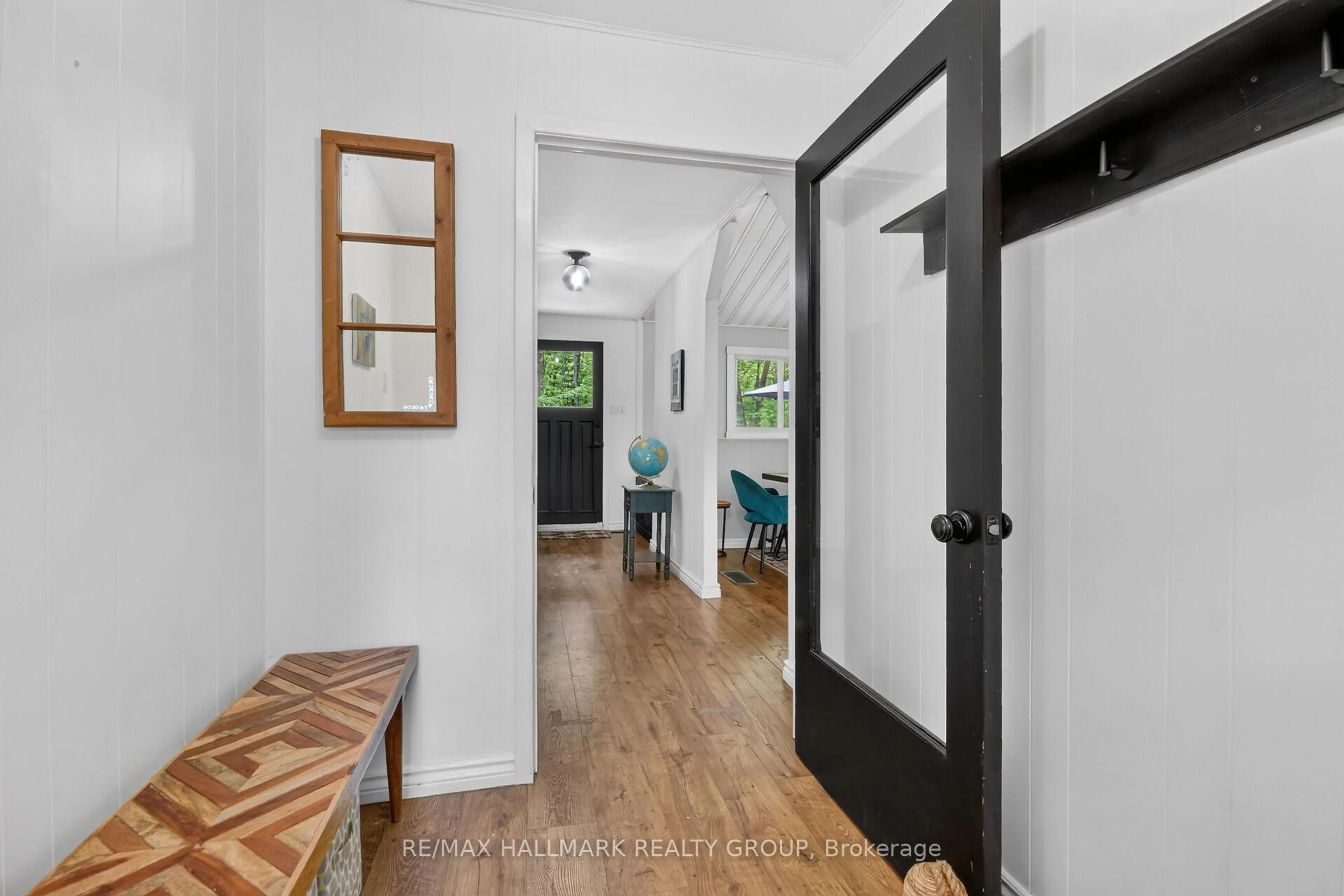 Indoor entryway for 671 Bayview Dr, Ottawa Ontario K0A 3M0