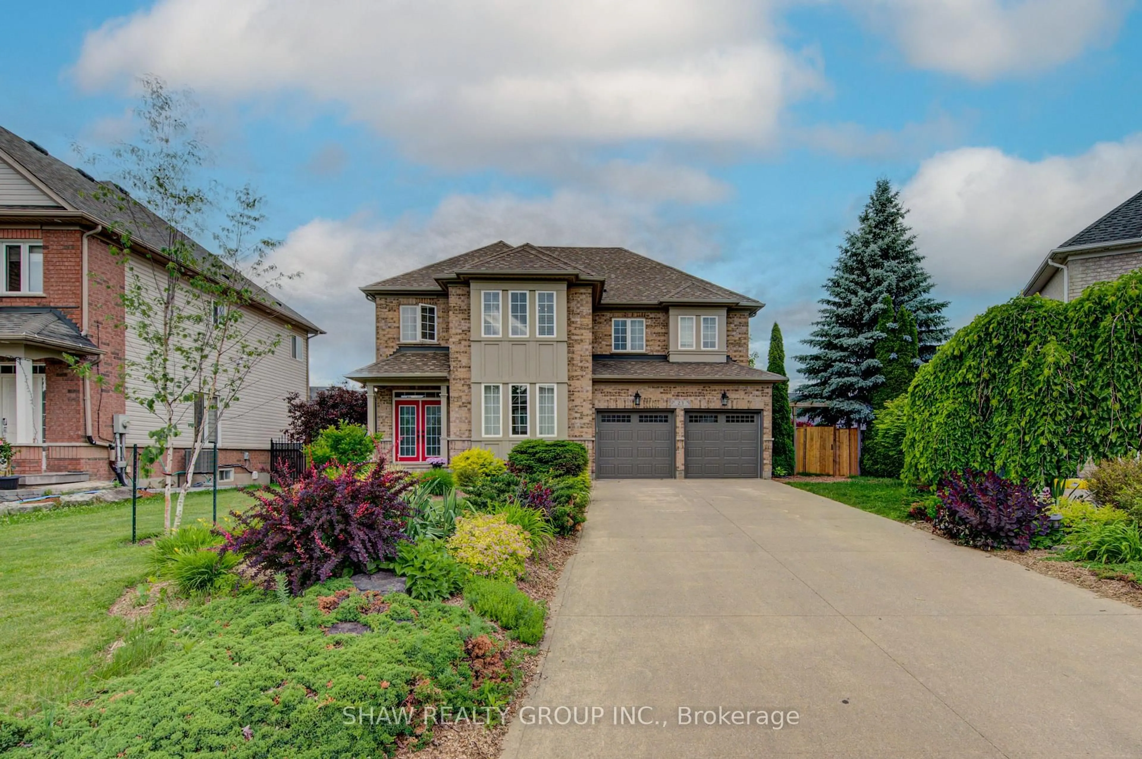 A pic from outside/outdoor area/front of a property/back of a property/a pic from drone, street for 23 Stoneman Crt, Cambridge Ontario N1P 1C9