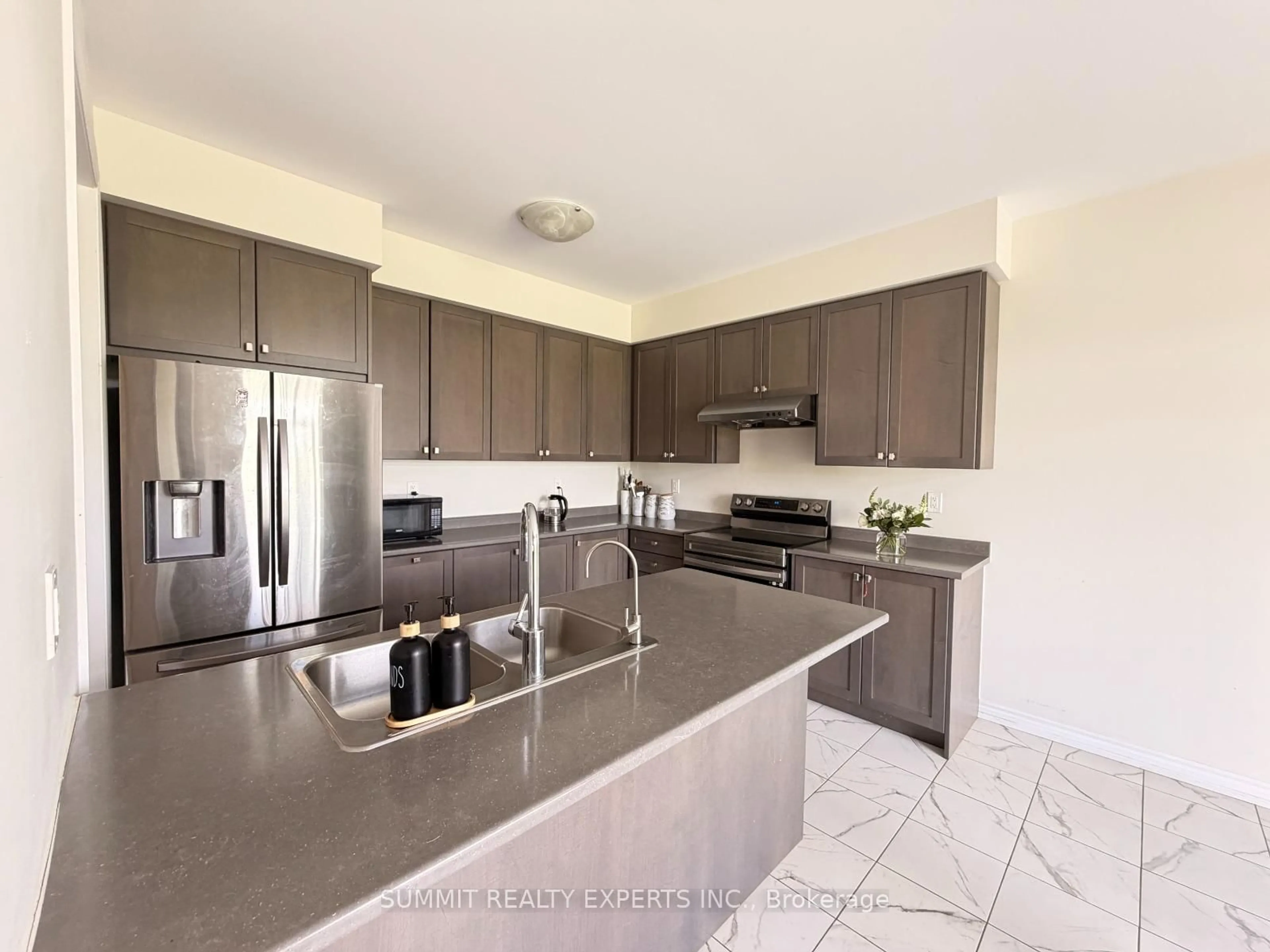 Open concept kitchen, unknown for 109 Anderson Rd, Brantford Ontario N3T 0V4