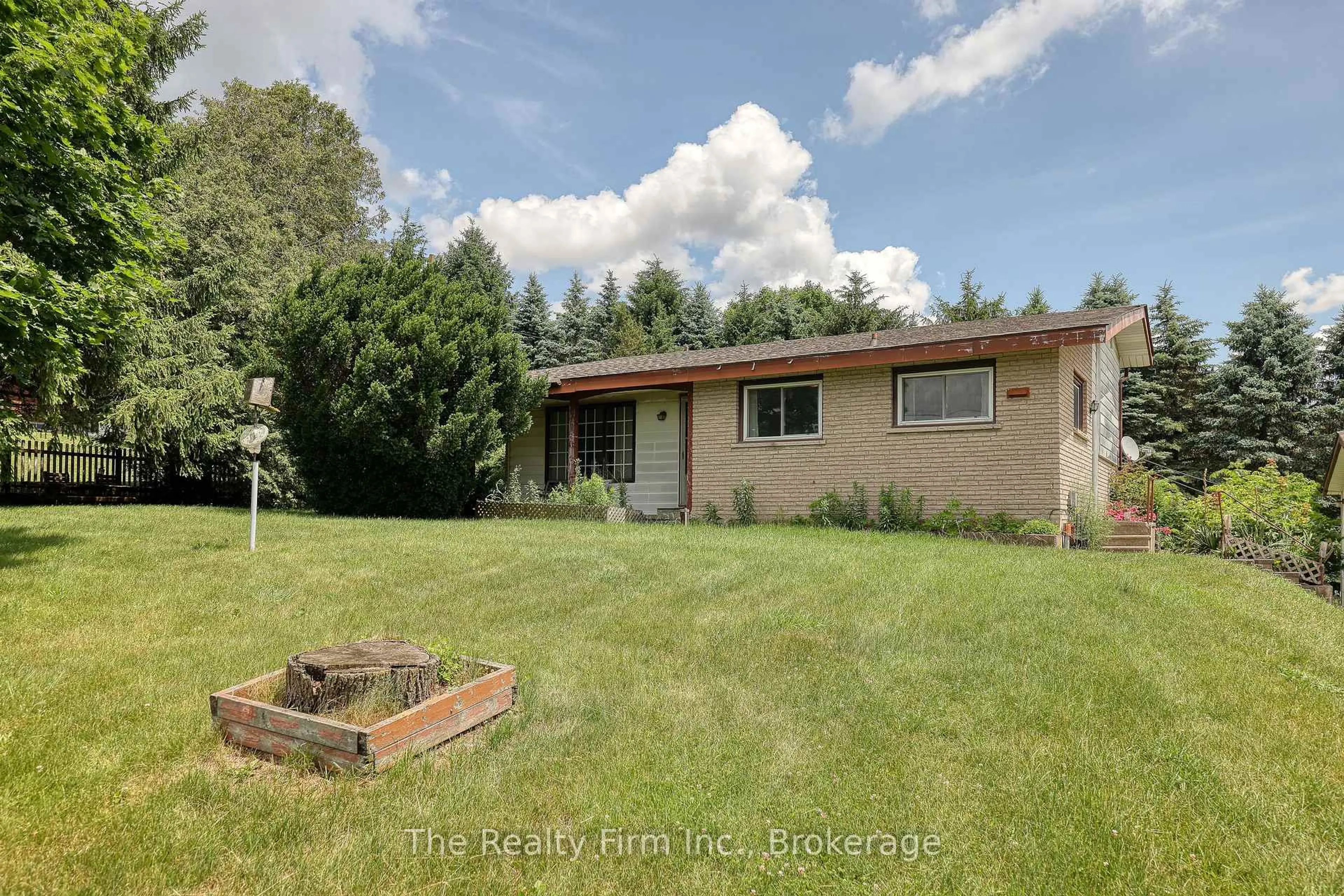 A pic from outside/outdoor area/front of a property/back of a property/a pic from drone, unknown for 18 Embro St, South-West Oxford Ontario N0J 1A0