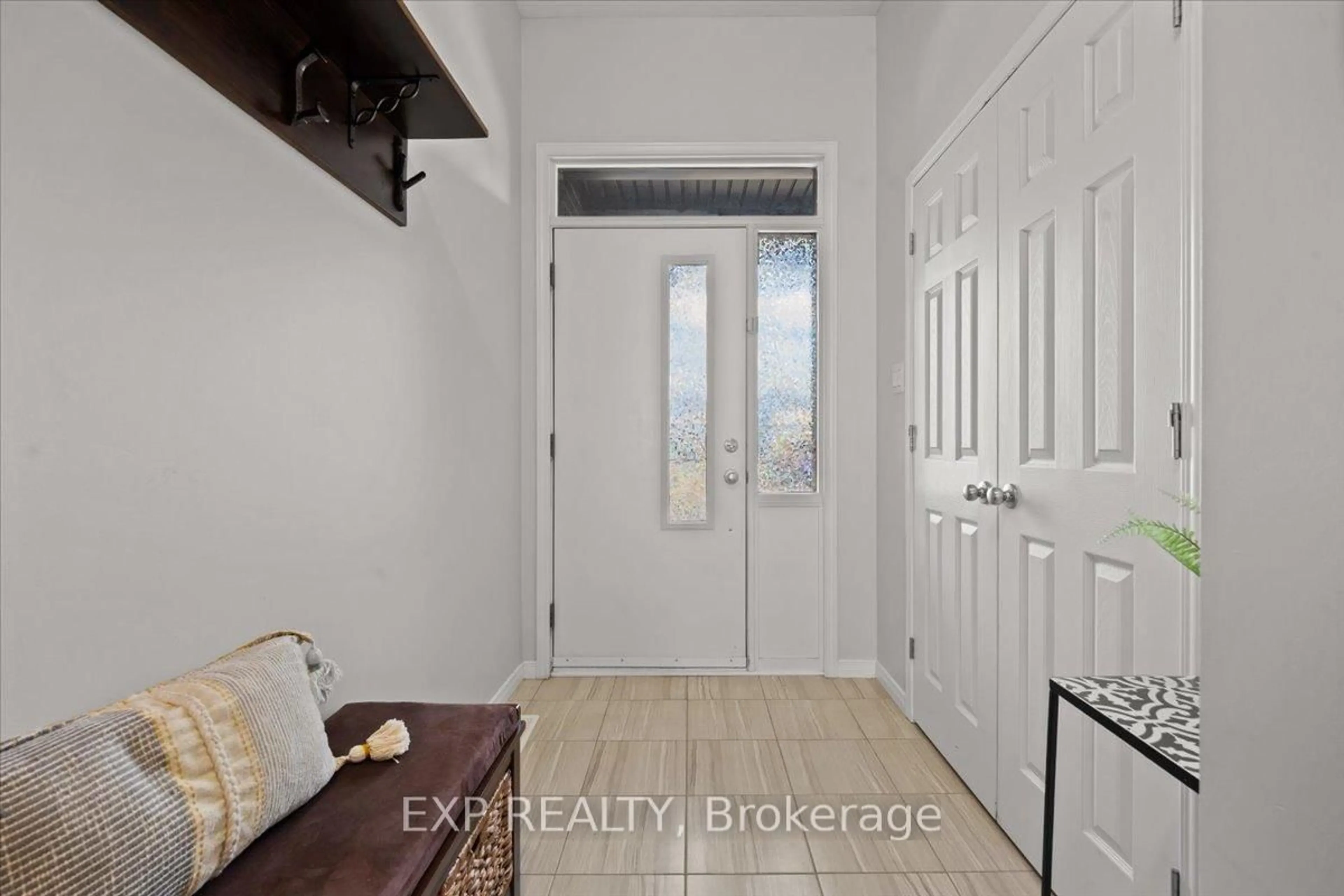 Indoor entryway for 28 Hackney Private, Stittsville Ontario K2V 0K8