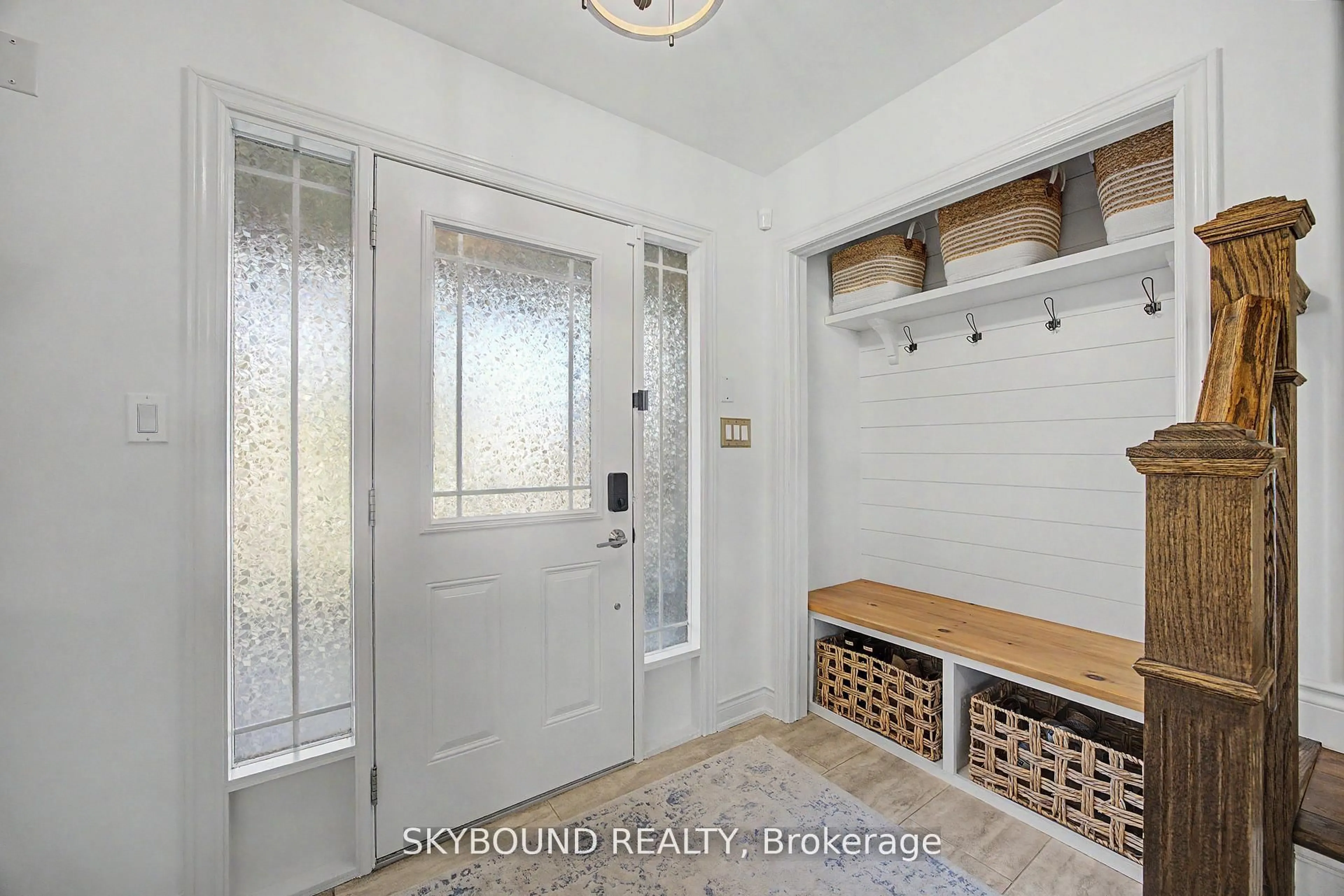 Indoor entryway for 53 Diana Ave, Grimsby Ontario L3M 0C7