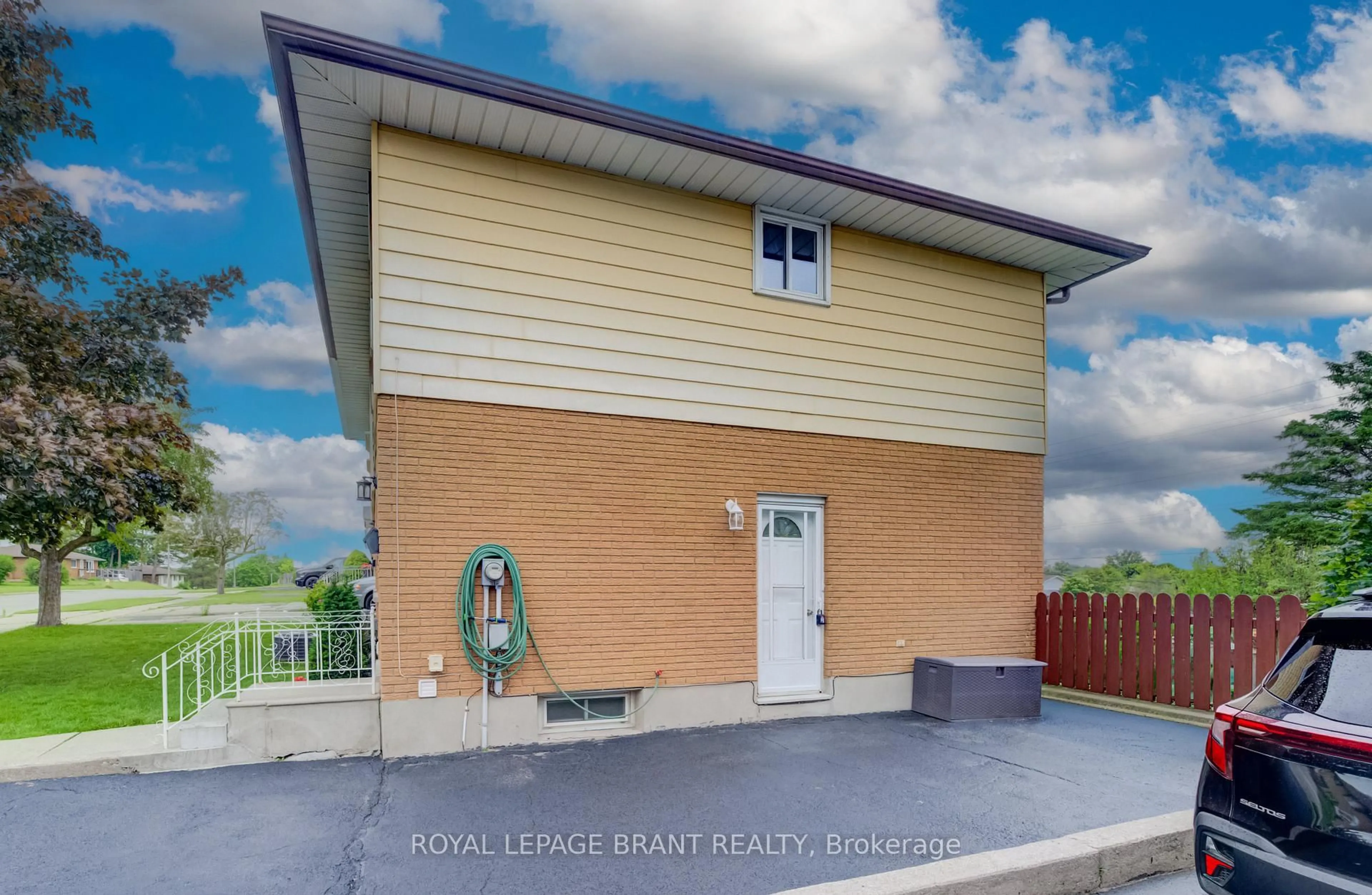 A pic from outside/outdoor area/front of a property/back of a property/a pic from drone, street for 147 Moffat Dr, Cambridge Ontario N1R 6C1