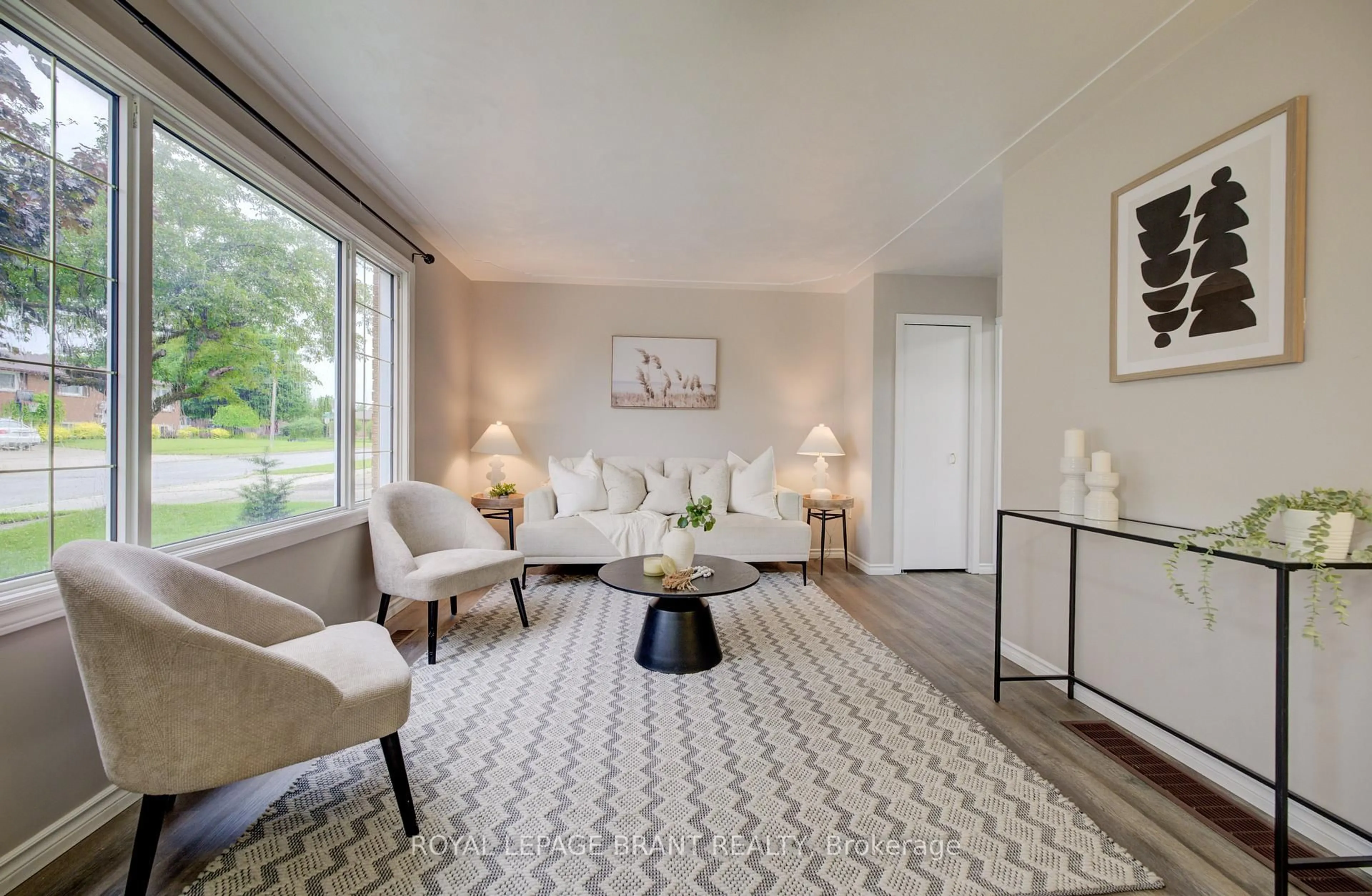 Living room with furniture, carpet floor for 147 Moffat Dr, Cambridge Ontario N1R 6C1