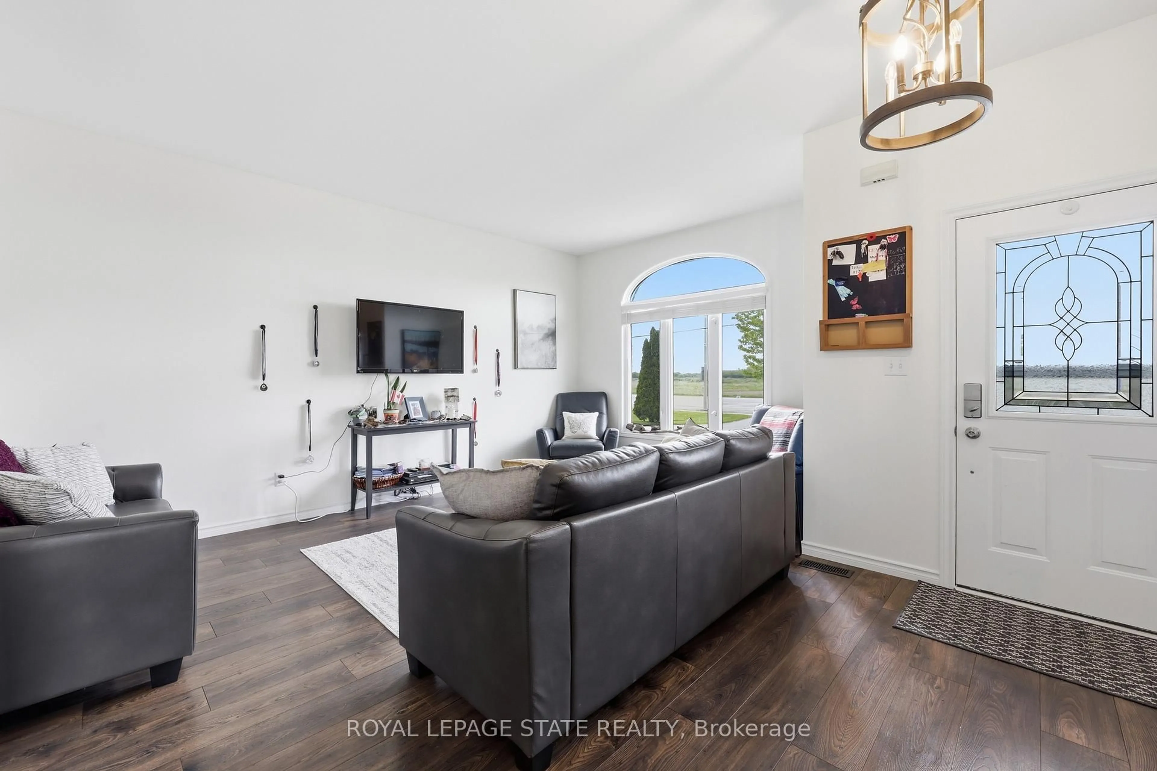 Living room with furniture, ceramic/tile floor for 172 B King St, Haldimand Ontario N0A 1H0