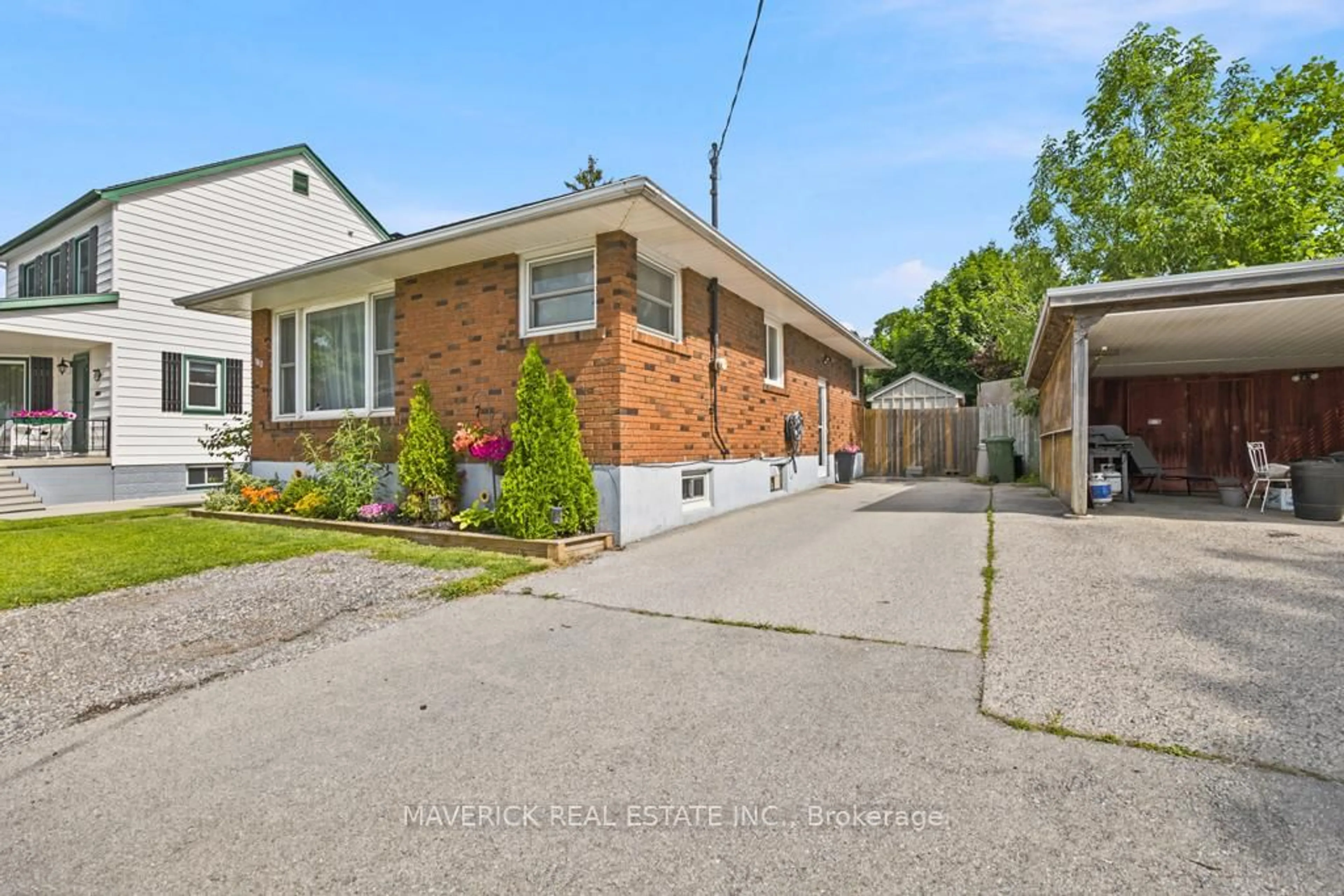 A pic from outside/outdoor area/front of a property/back of a property/a pic from drone, street for 180 FOREST Ave, St. Thomas Ontario N5R 2K9