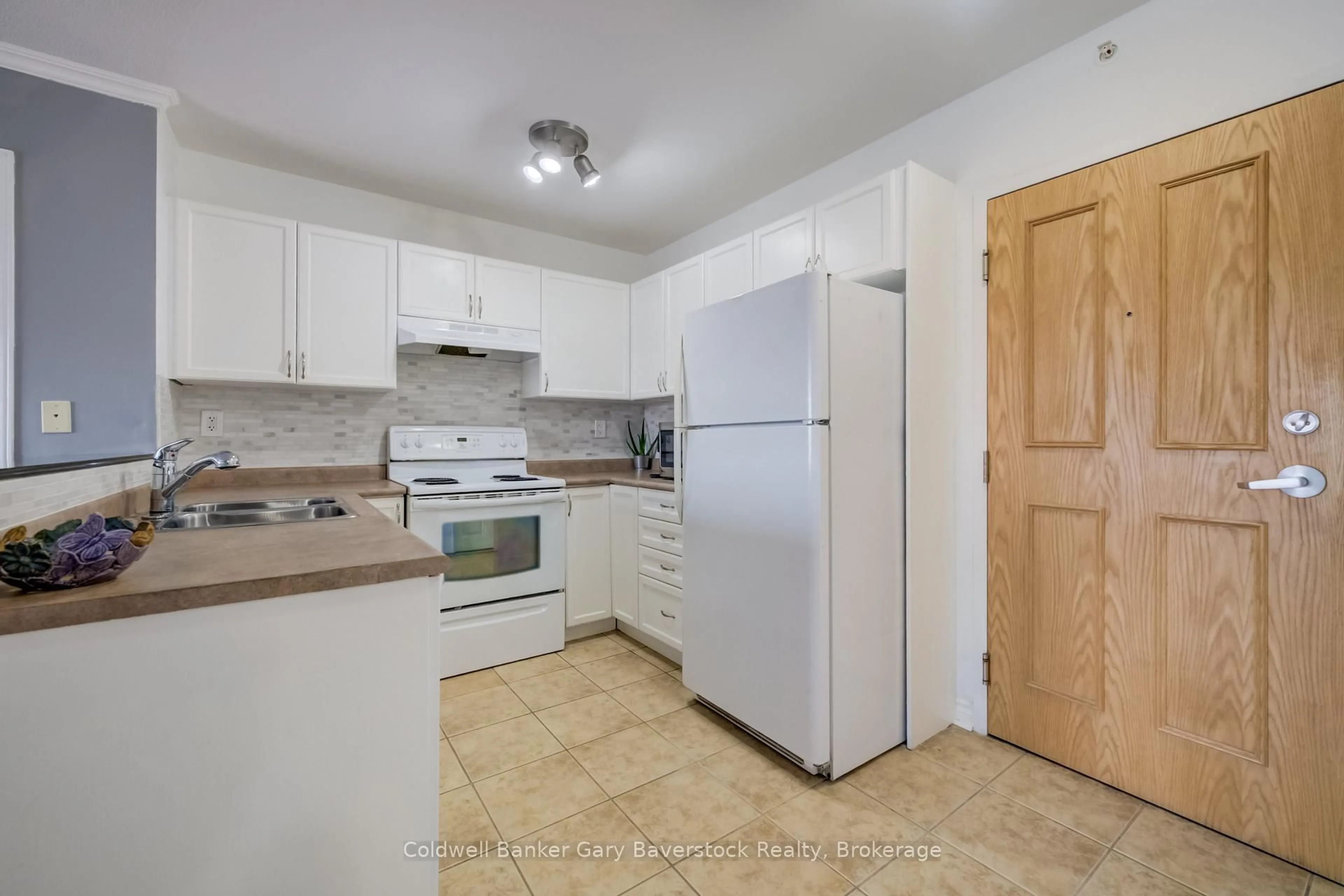 Standard kitchen, unknown for 8 Harris St #420, Cambridge Ontario N1R 8R1