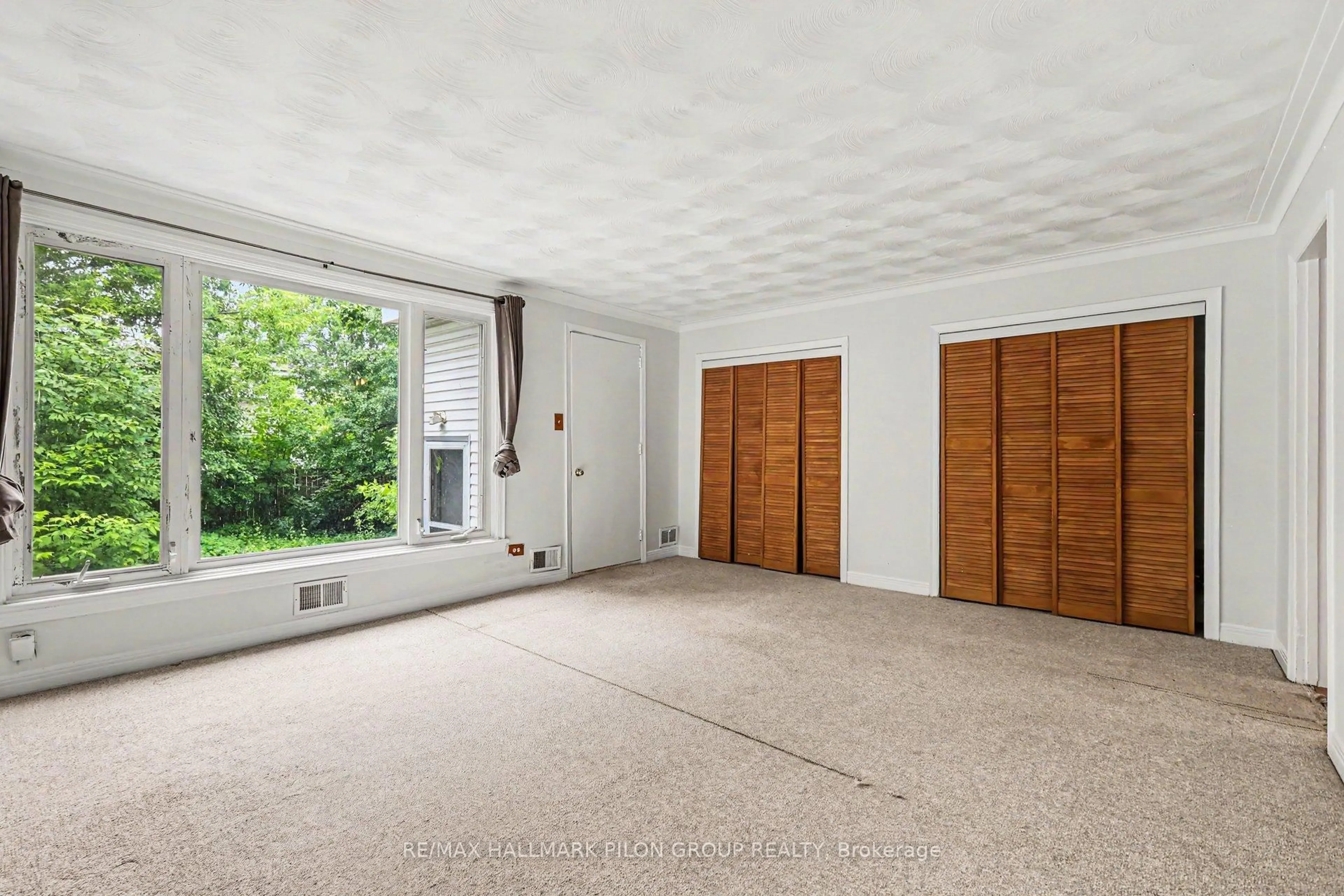 A pic of a room for 528 Guy St, Ottawa Ontario K1K 1B9