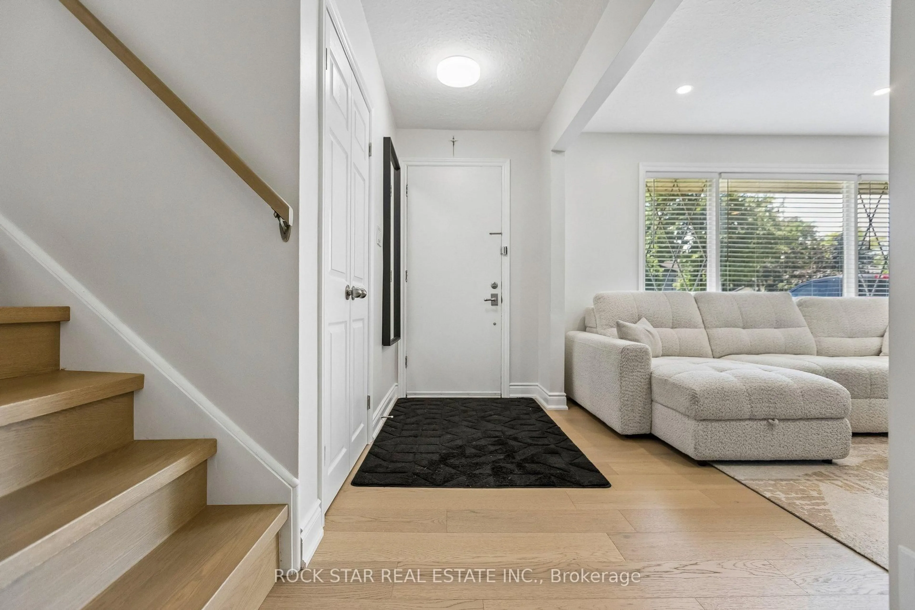 Indoor entryway for 130 Hudson Cres, Kitchener Ontario N2B 2V9