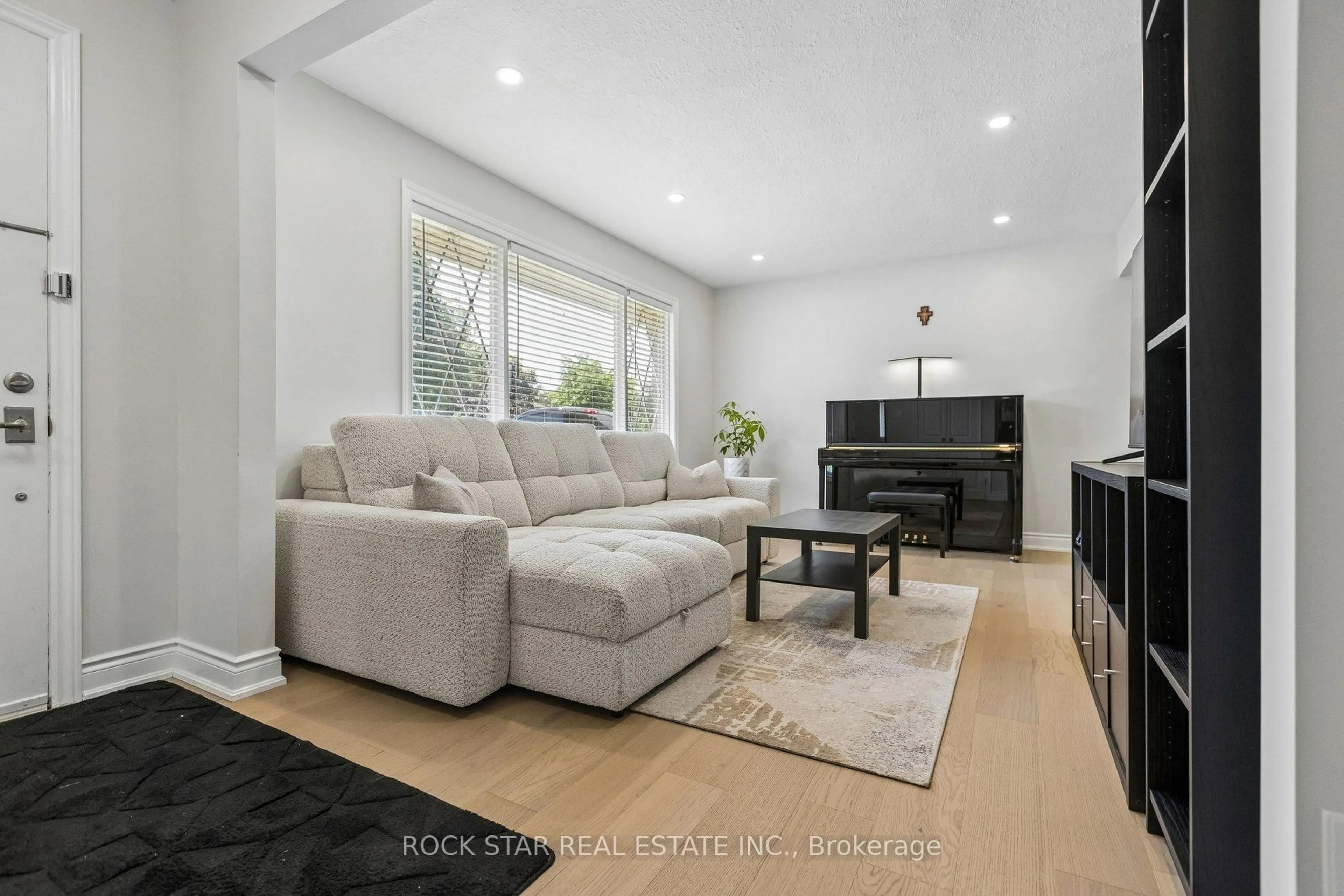 Living room with furniture, unknown for 130 Hudson Cres, Kitchener Ontario N2B 2V9