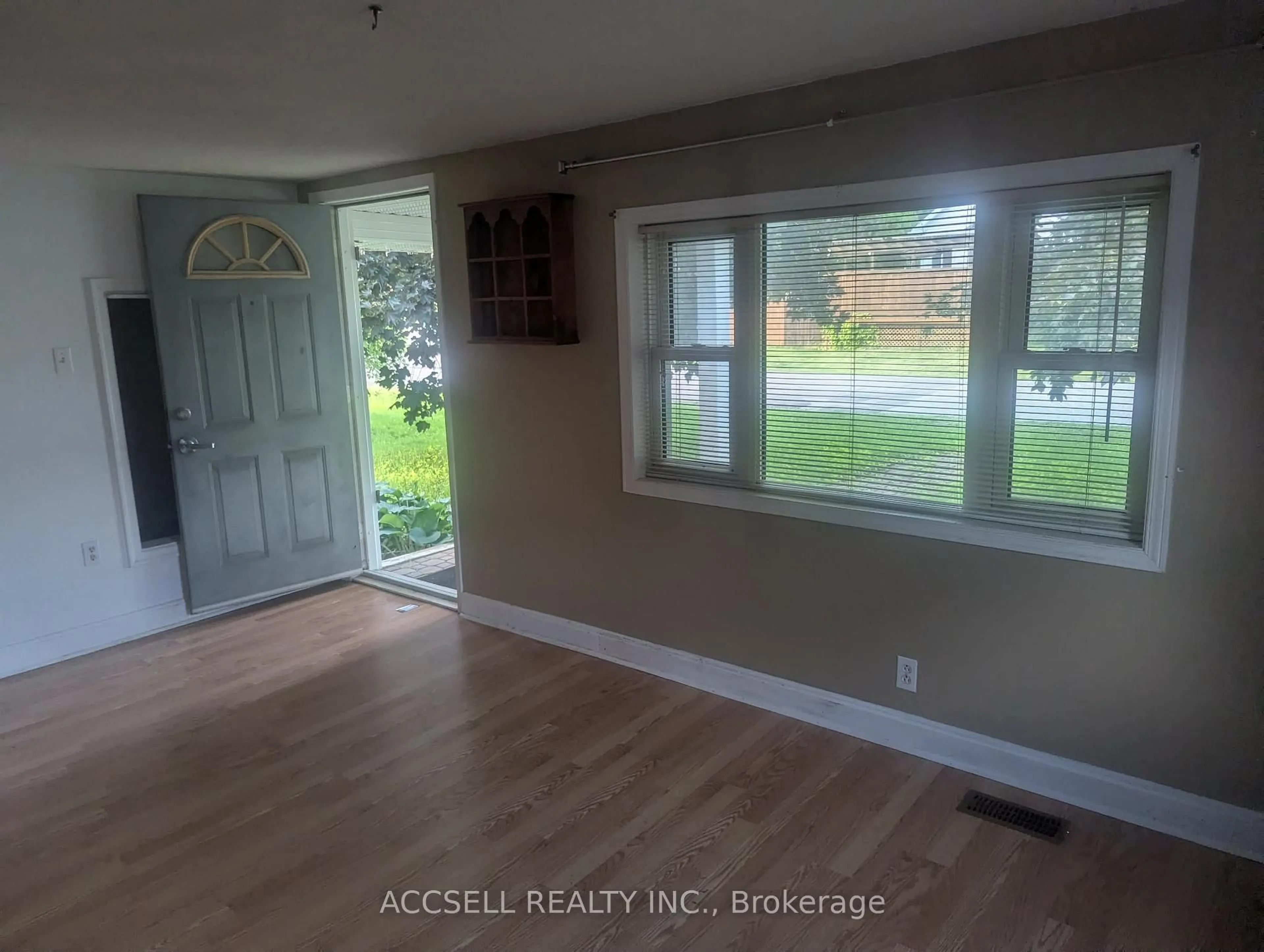 Indoor entryway for 35 Lennox St, Richmond Ontario K0A 2Z0