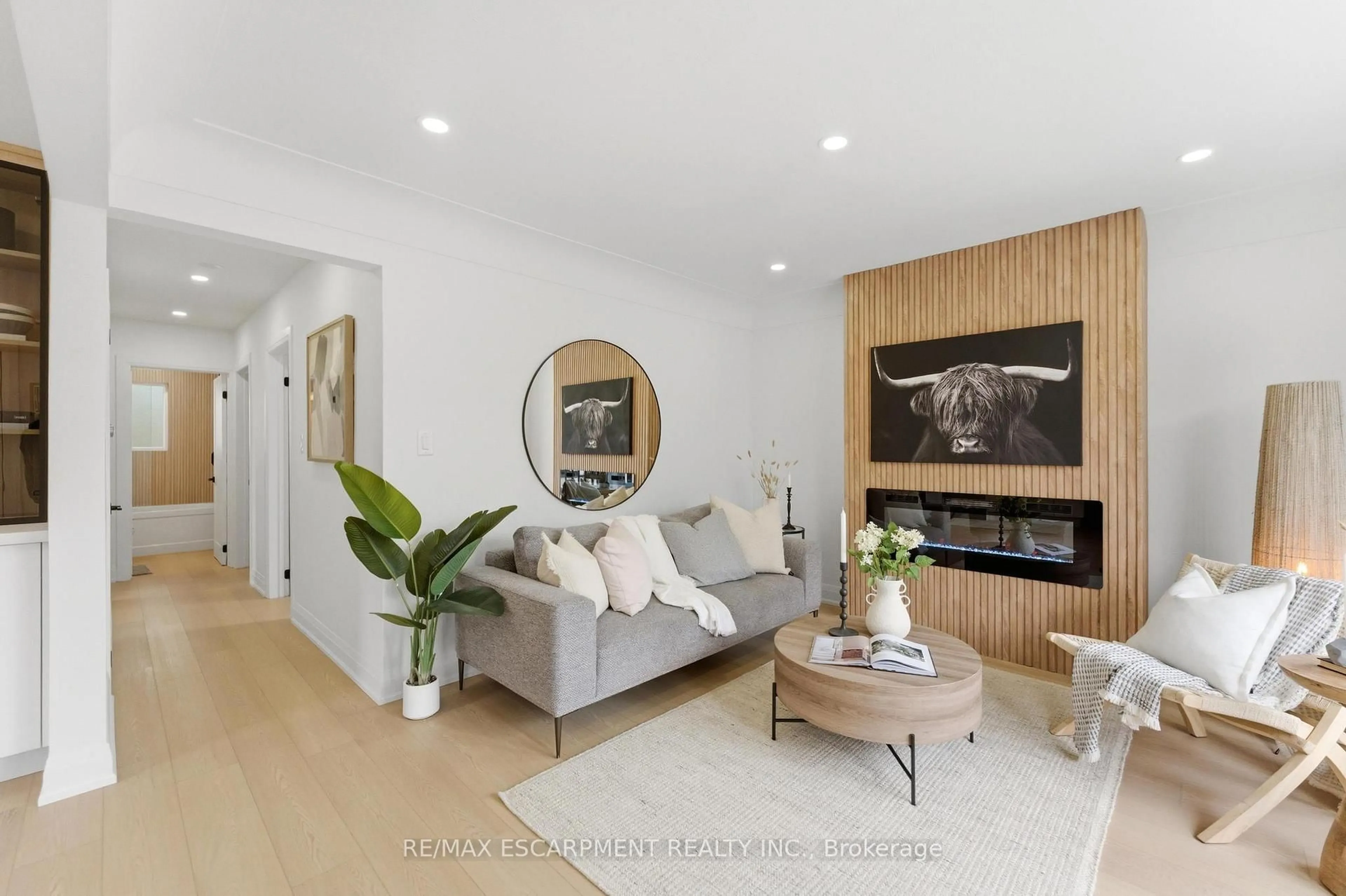 Living room with furniture, wood/laminate floor for 374 East 13th St, Hamilton Ontario L9A 4A1