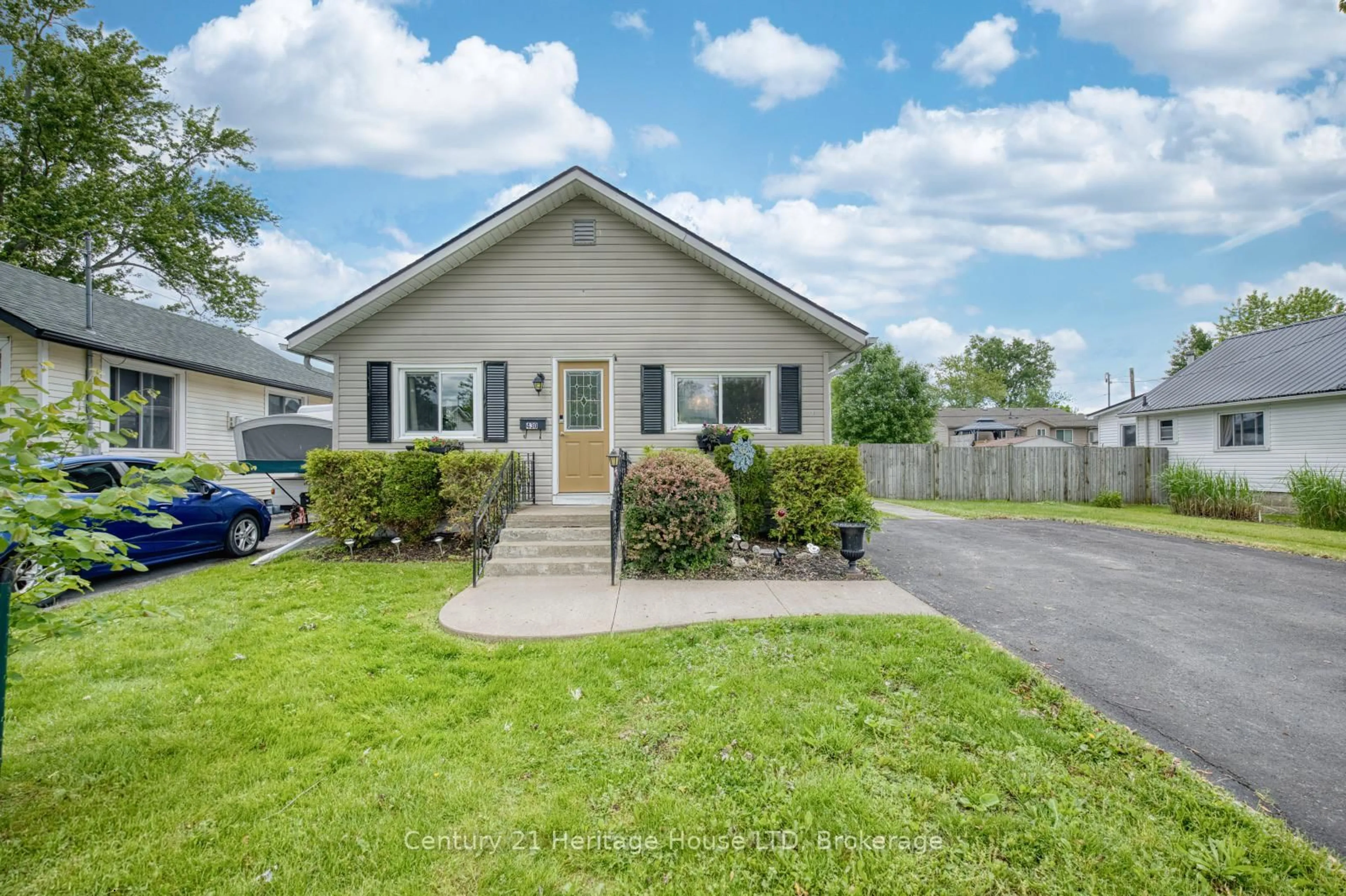 Home with vinyl exterior material, street for 430 Grandview Rd, Fort Erie Ontario L2A 4T5