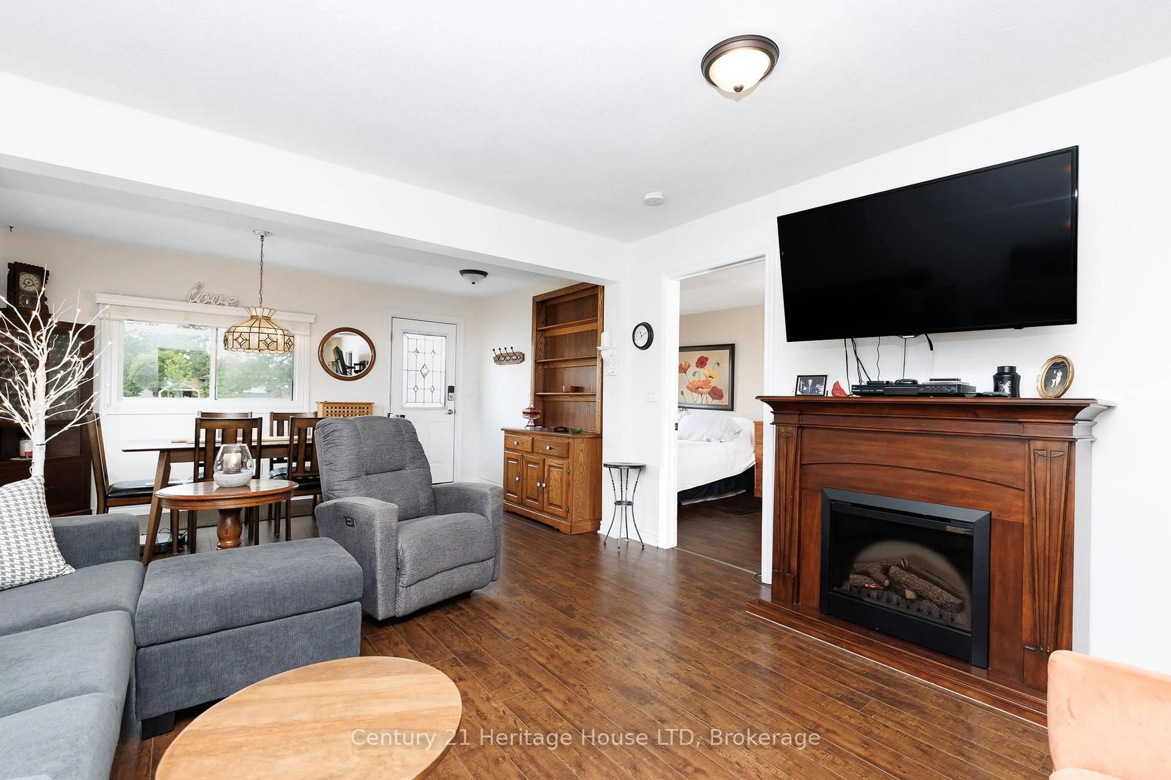 Living room with furniture, wood/laminate floor for 430 Grandview Rd, Fort Erie Ontario L2A 4T5